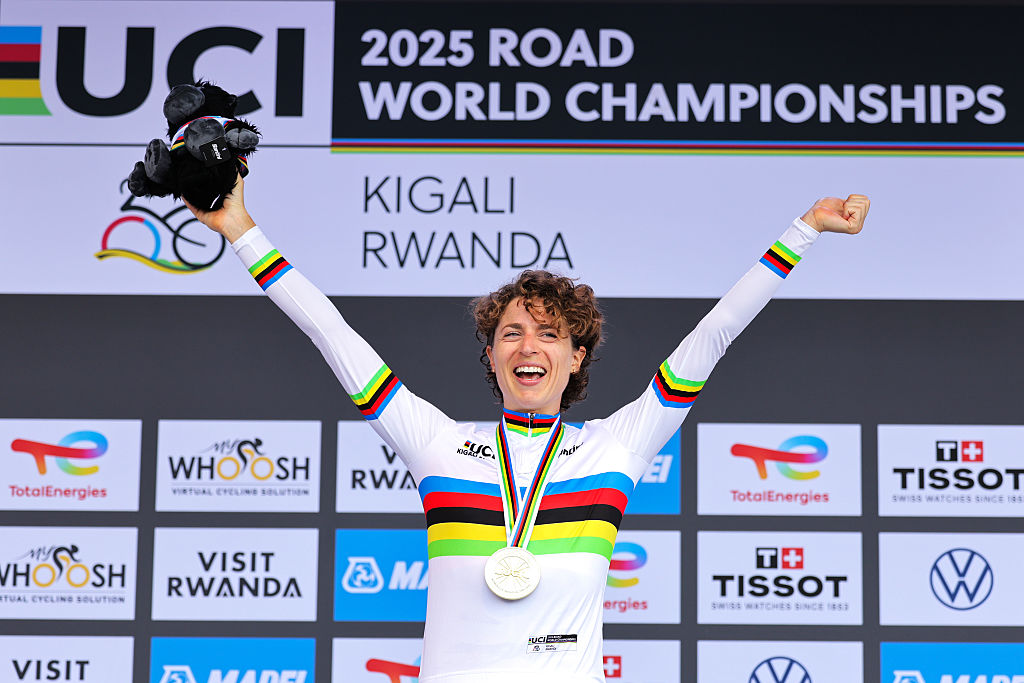 Marlen Reusser celebra tras ganar el Campeonato Mundial de contrarreloj de 2026 en Kigali, Ruanda. (Foto de Alex Whitehead - Pool/Getty Images)