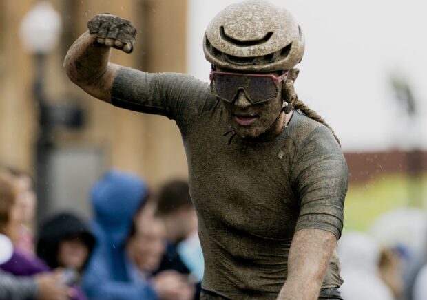 Kylee Hanel, ganadora de Unbound Gravel 100, de 20 años, probará el WorldTour con el contrato Stagiaire de Visma-Lease a Bike