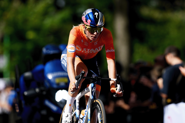 La UCI sanciona a Demi Vollering con una fuerte multa y una tarjeta amarilla por su posición en la bicicleta tras el triunfo en el Campeonato Mundial en Montreal
