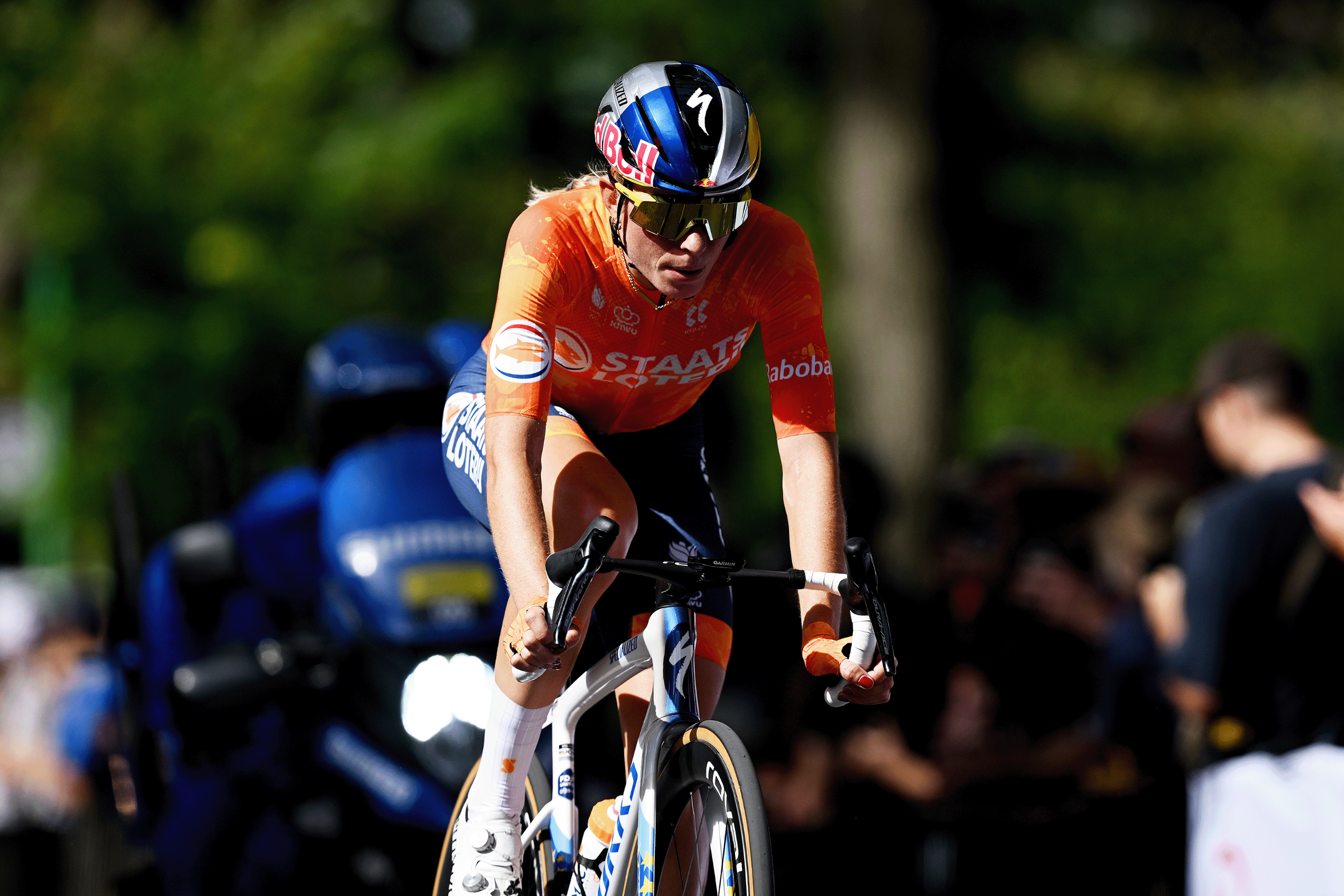 La UCI sanciona a Demi Vollering con una fuerte multa y una tarjeta amarilla por su posición en la bicicleta tras el triunfo en el Campeonato Mundial en Montreal