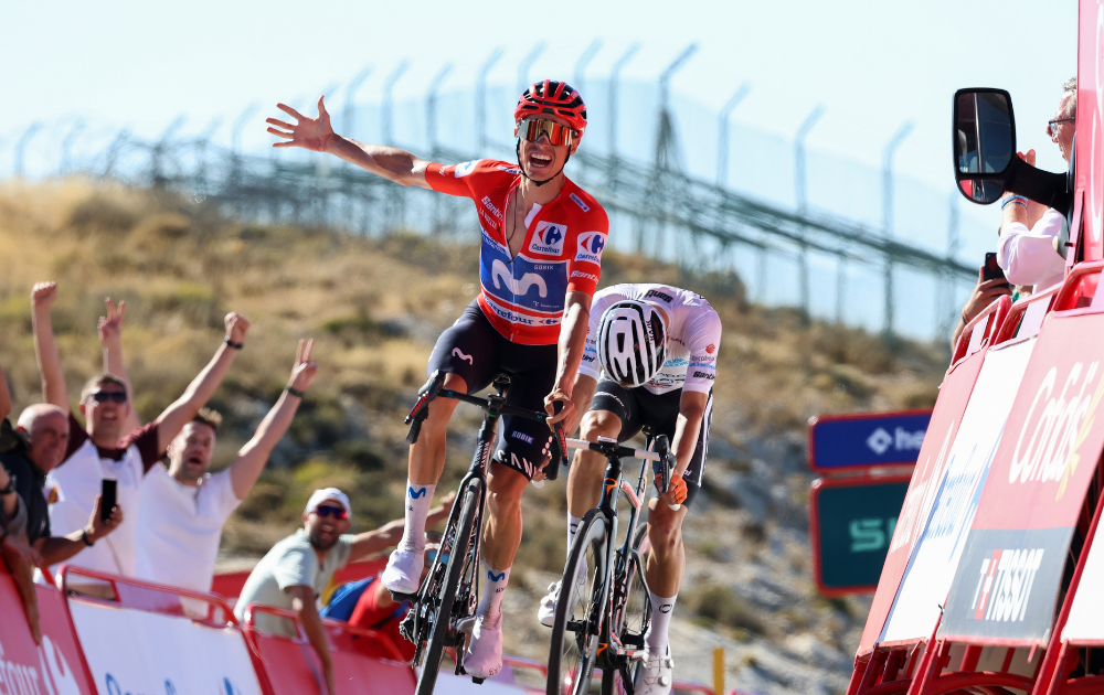 Enric Mas de España y Movistar Team - Red Leader Jersey celebra en la línea de meta como ganador de etapa por delante de Oscar Onley de Gran Bretaña y Netcompany INEOS Cycling Team 