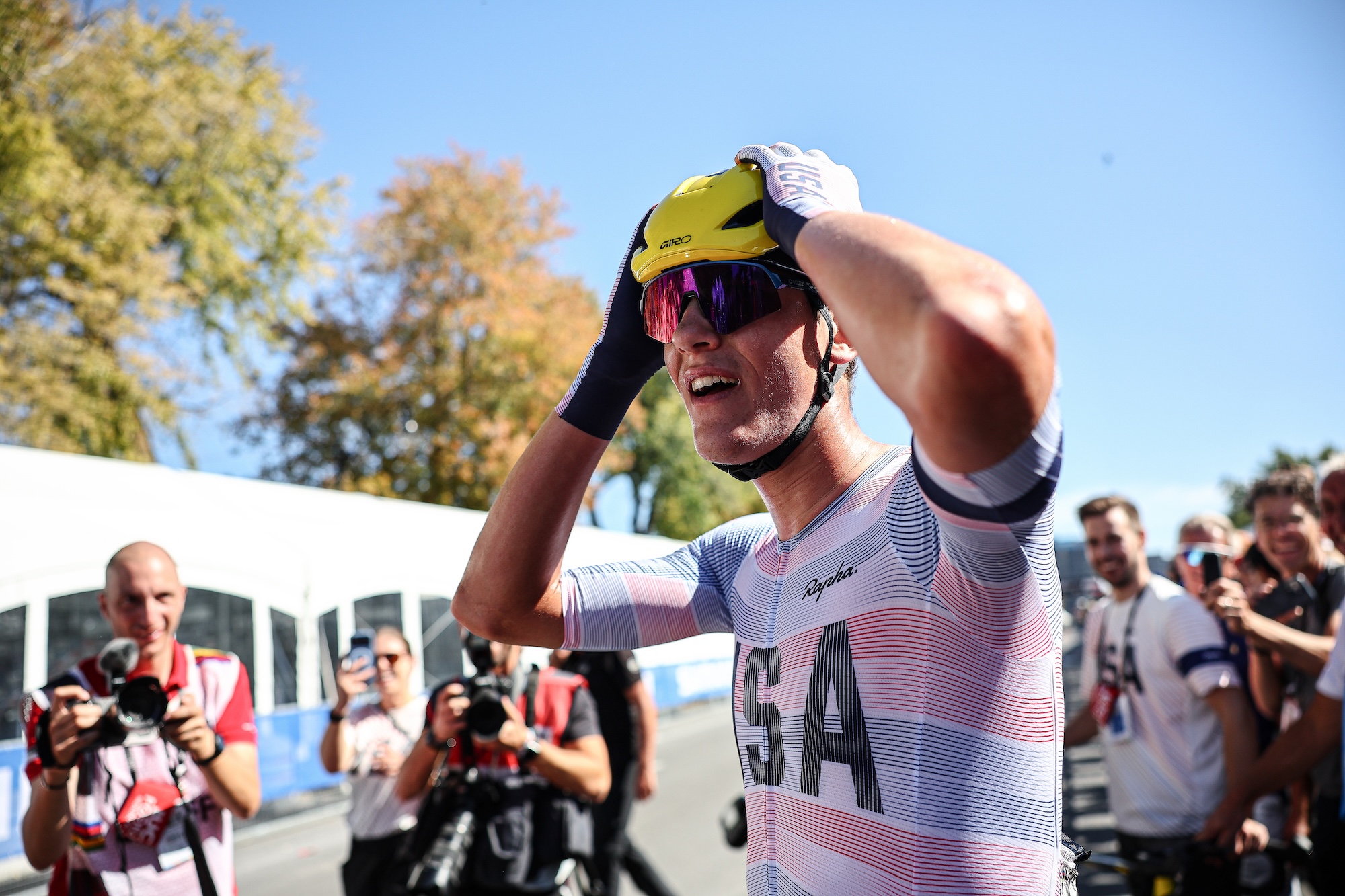 Ashlin Barry (EE. UU.) reacciona tras ganar la carrera en ruta masculina sub-23 en el Campeonato Mundial de Ruta UCI 2026 