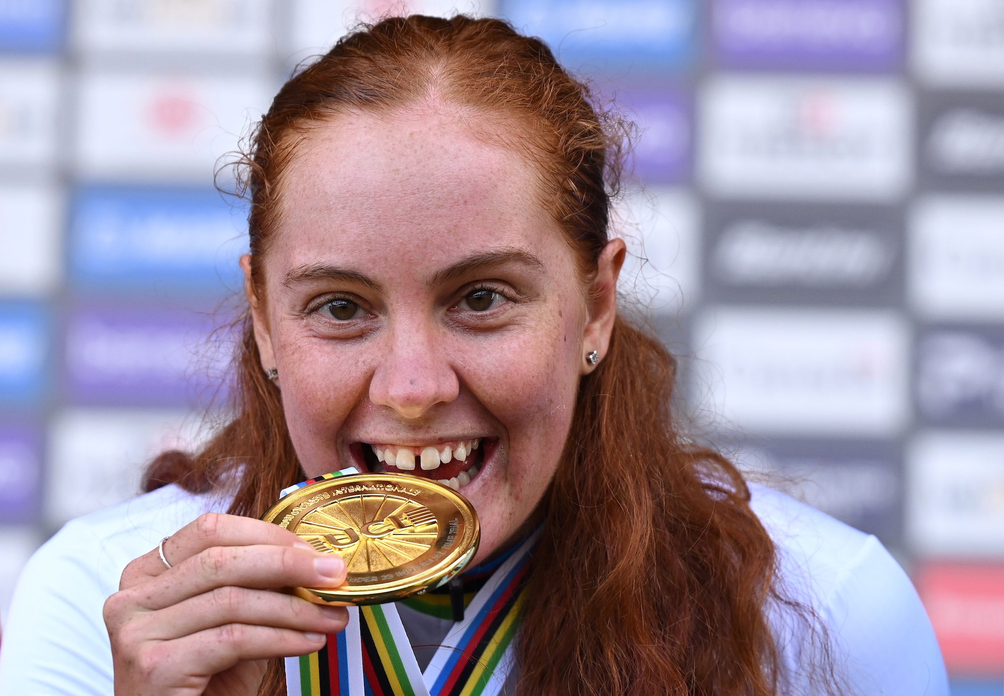La medallista de oro Felicity Wilson-Haffenden y el equipo de Australia posan en el podio durante el 99º Campeonato Mundial de Ruta UCI Montreal 2026