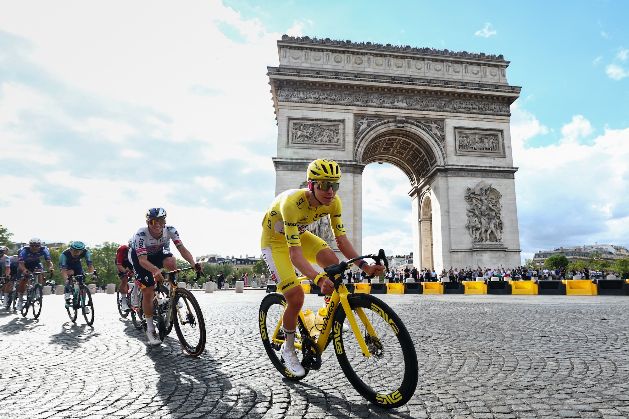 El líder de la carrera, Tadej Pogačar, podría asegurarse el maillot amarillo a mitad de la etapa 21