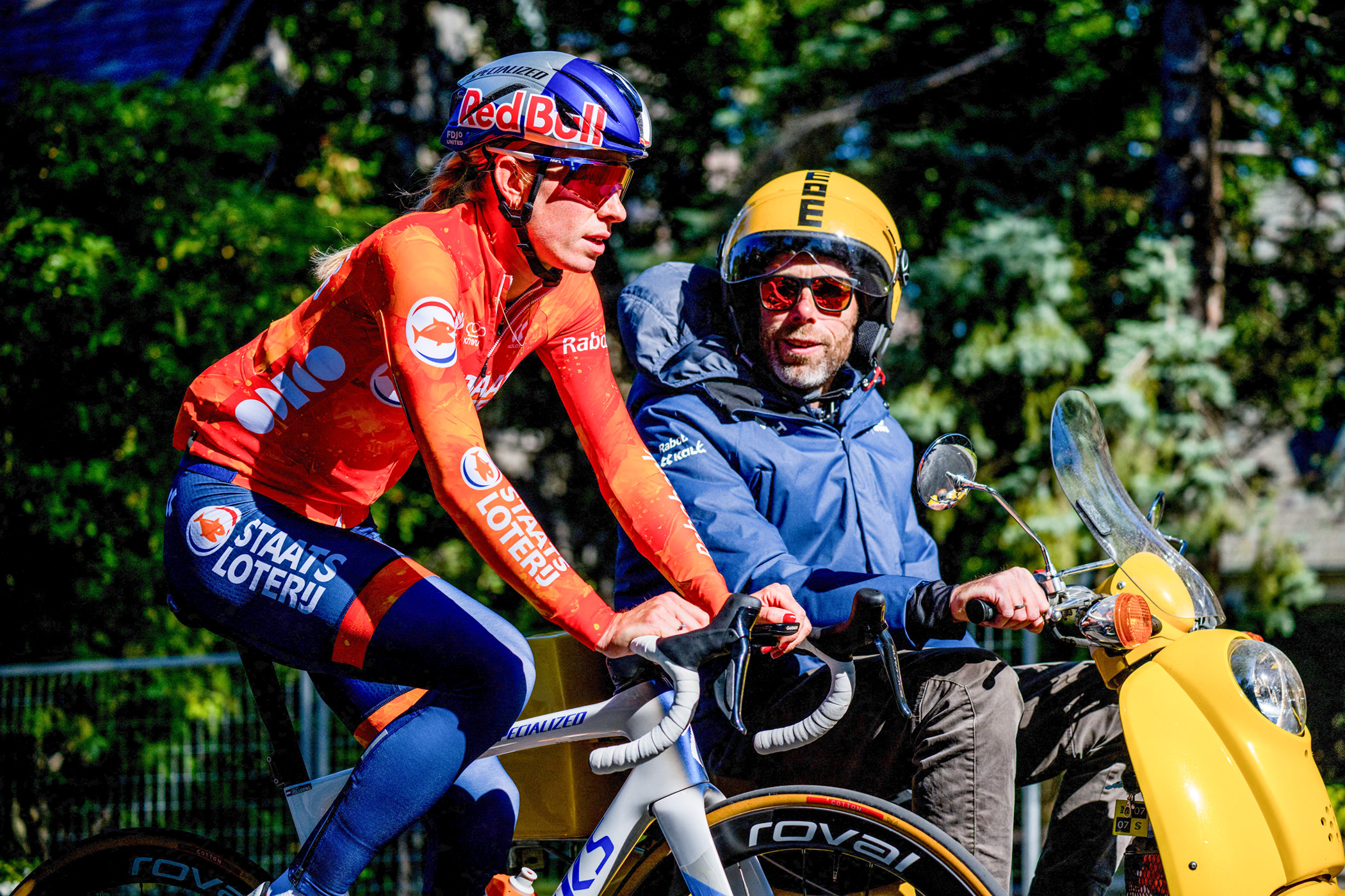Demi Vollering realizando un recorrido de reconocimiento en Montreal junto al seleccionador nacional holandés Laurens ten Dam antes del Campeonato Mundial de Ruta 2026