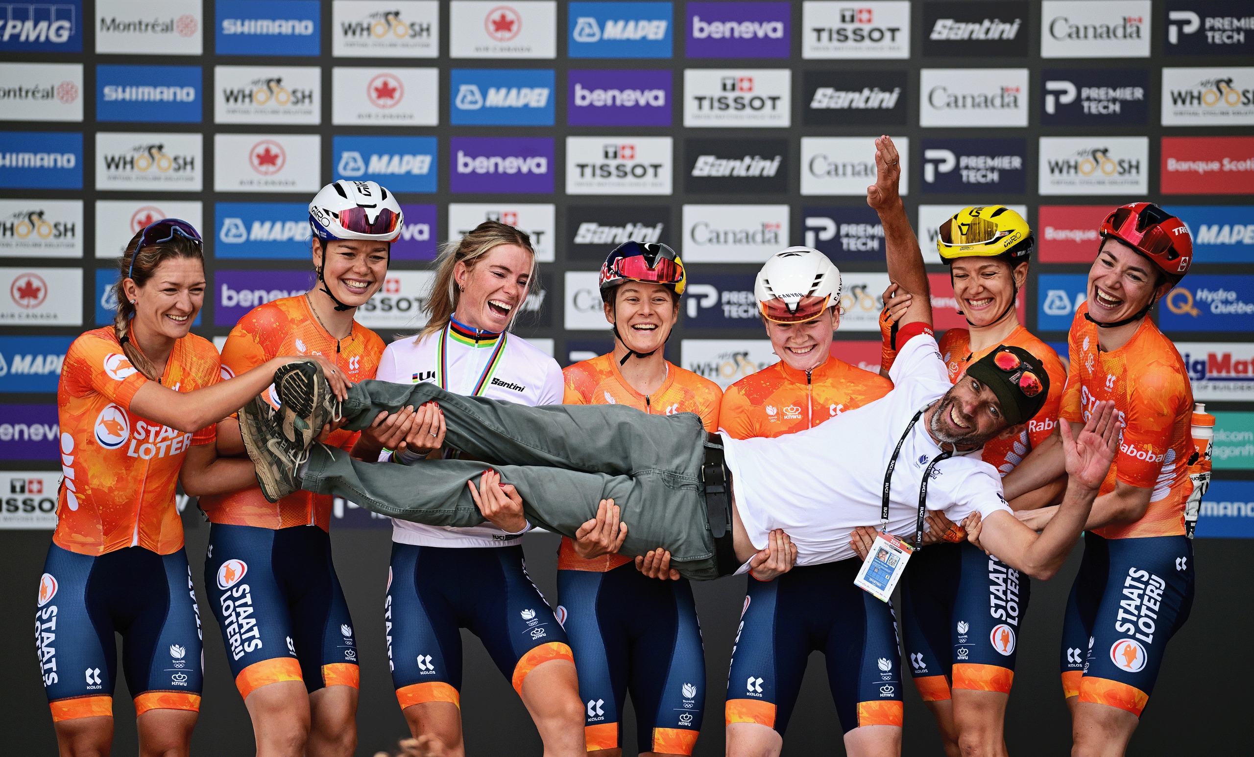 La medallista de oro, Demi Vollering del equipo de Holanda y sus compañeras Amber Kraak, Femke De Vries, Riejanne Markus, Lieke Nooijen, Puck Pieterse, Karlijn Swinkels, celebran en el podio apoyando al entrenador del equipo nacional de Holanda, Laurens ten Dam, durante el 99.o Campeonato Mundial de Ruta UCI Montreal 2026 - Women Elite Road Race, una carrera de un día de 180,1 km desde Brossard a Montreal en septiembre 26 de septiembre de 2026 en Montreal, Quebec. (Foto de Tim de Waele/Getty Images)