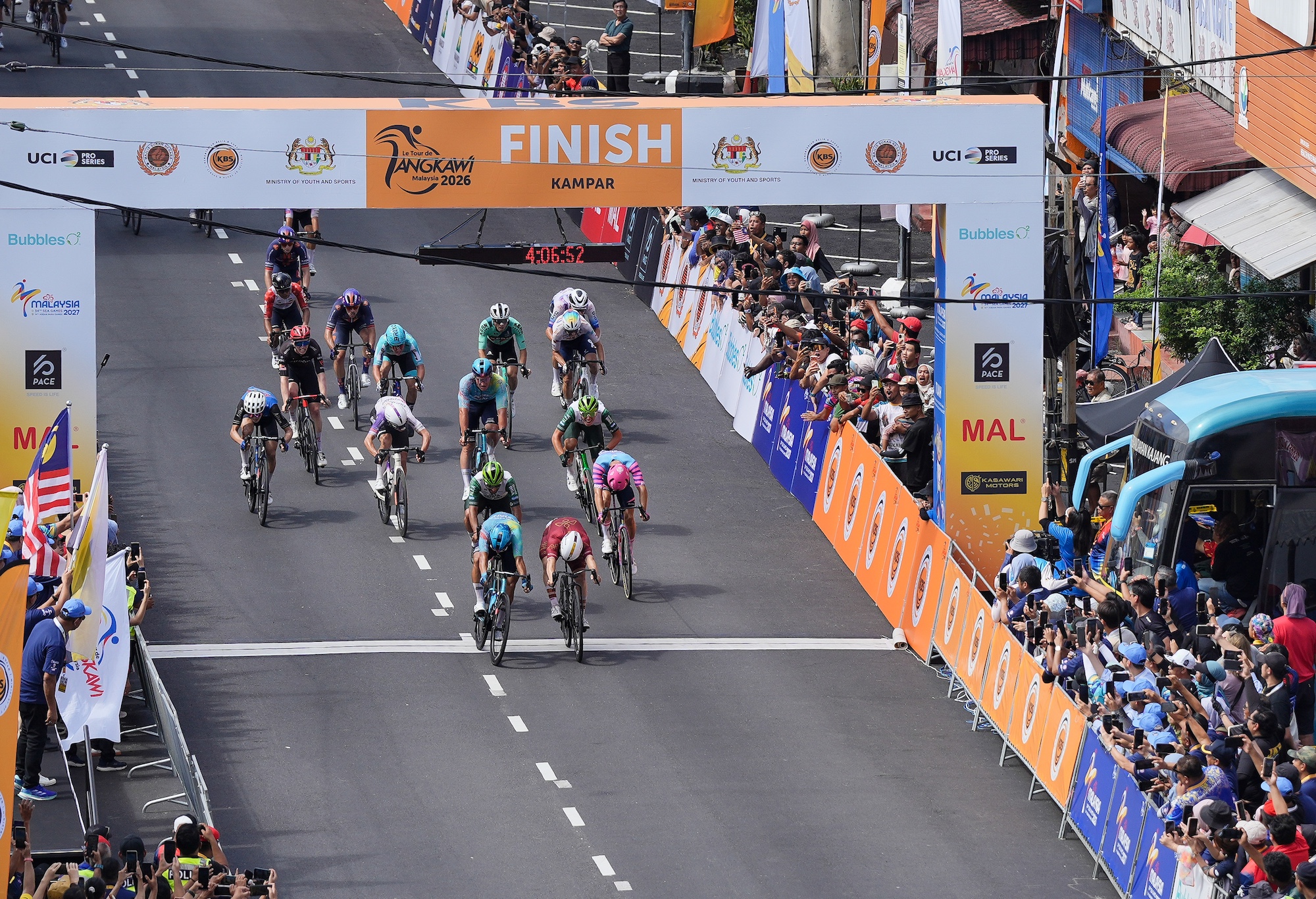 El sprint más ajustado entre Matteo Malucelli (XDS-Astana) y Riley Pickrell (Modern Adventure) en la etapa 1 de Le Tour de Langkawi 2026