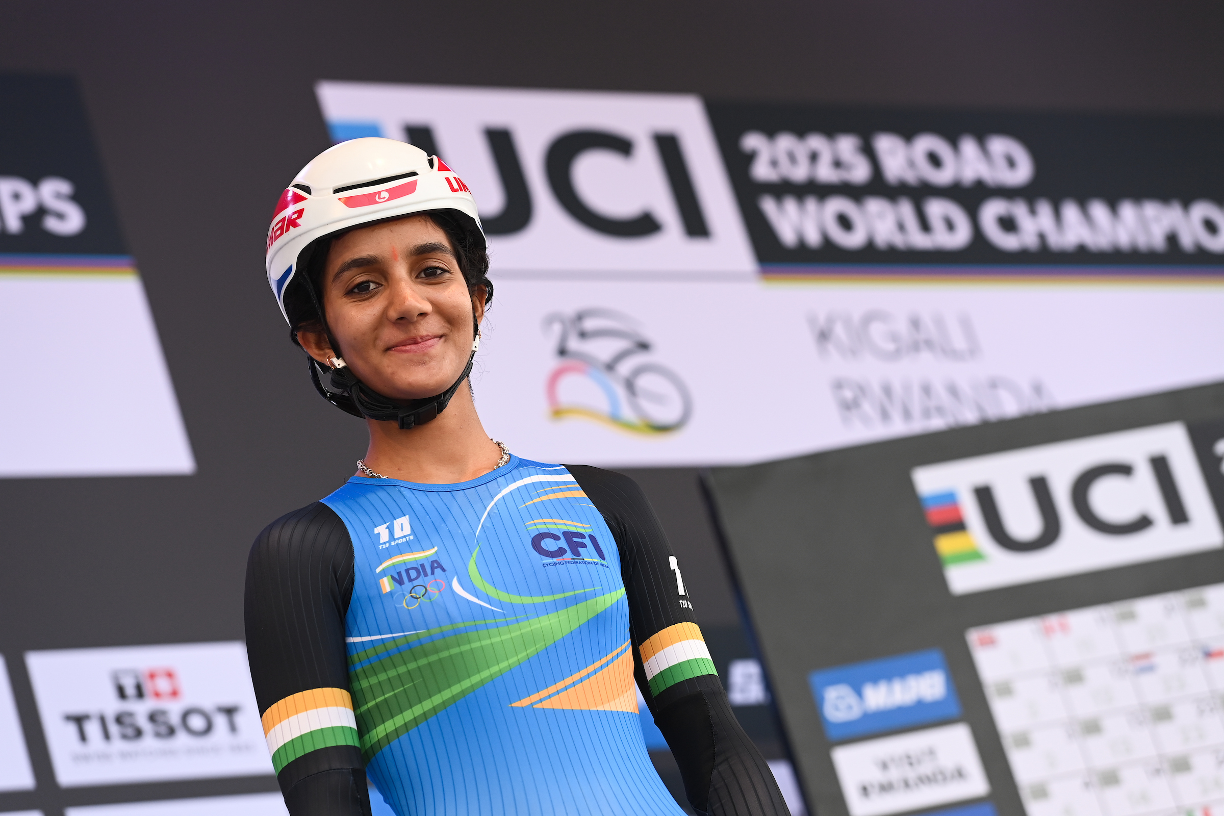Harshita Jakhar en el podio al inicio de la carrera de ruta juvenil femenina en el Campeonato Mundial 2025