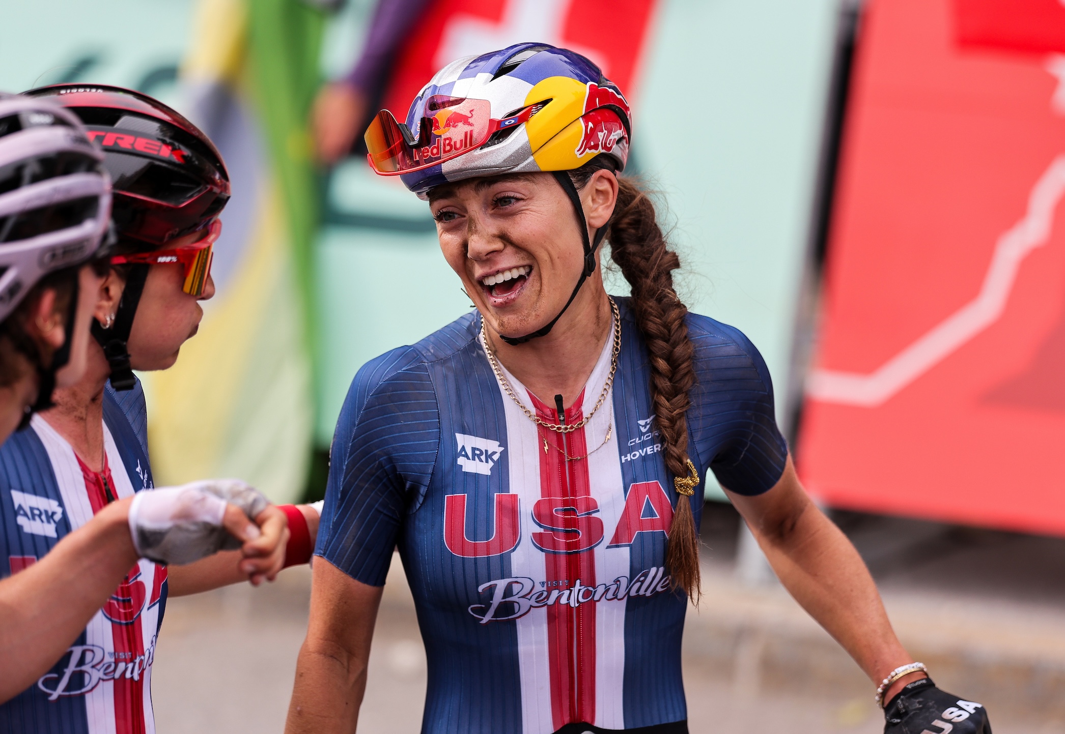 Kate Courtney de EE. UU. Compitió por última vez para el equipo de EE. UU. en el Campeonato Mundial de Ciclismo de Montaña UCI 2025 en Suiza, ganando el título de Maratón MTB