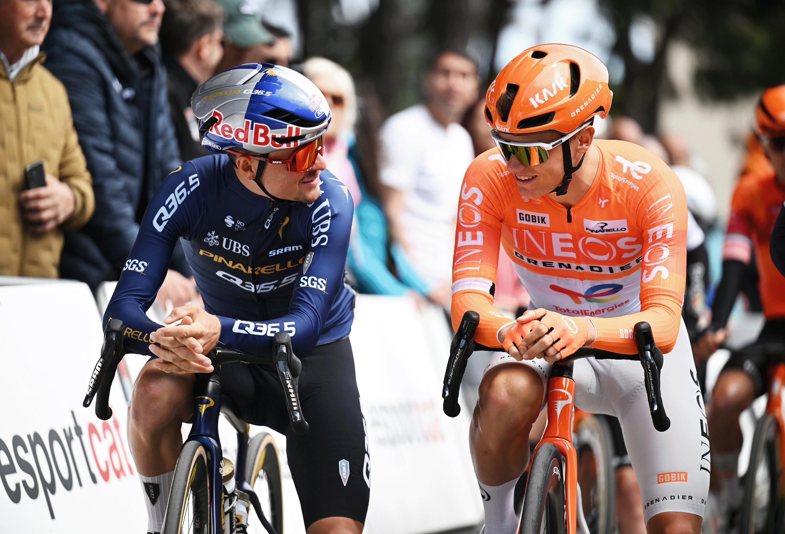 Thomas Pidcock de Gran Bretaña y el equipo Pinarello Q36.5 Pro Cycling y Oscar Onley de Gran Bretaña y el equipo INEOS Grenadiers antes de la 105.ª Volta a Catalunya 2026, etapa 1, una etapa de 172,7 km desde Sant Feliu de Guixols a Sant Feliu de Guixols el 23 de marzo de 2026 en Sant Feliu de Guixols, España. (Foto de Szymon Gruchalski/Getty Images)