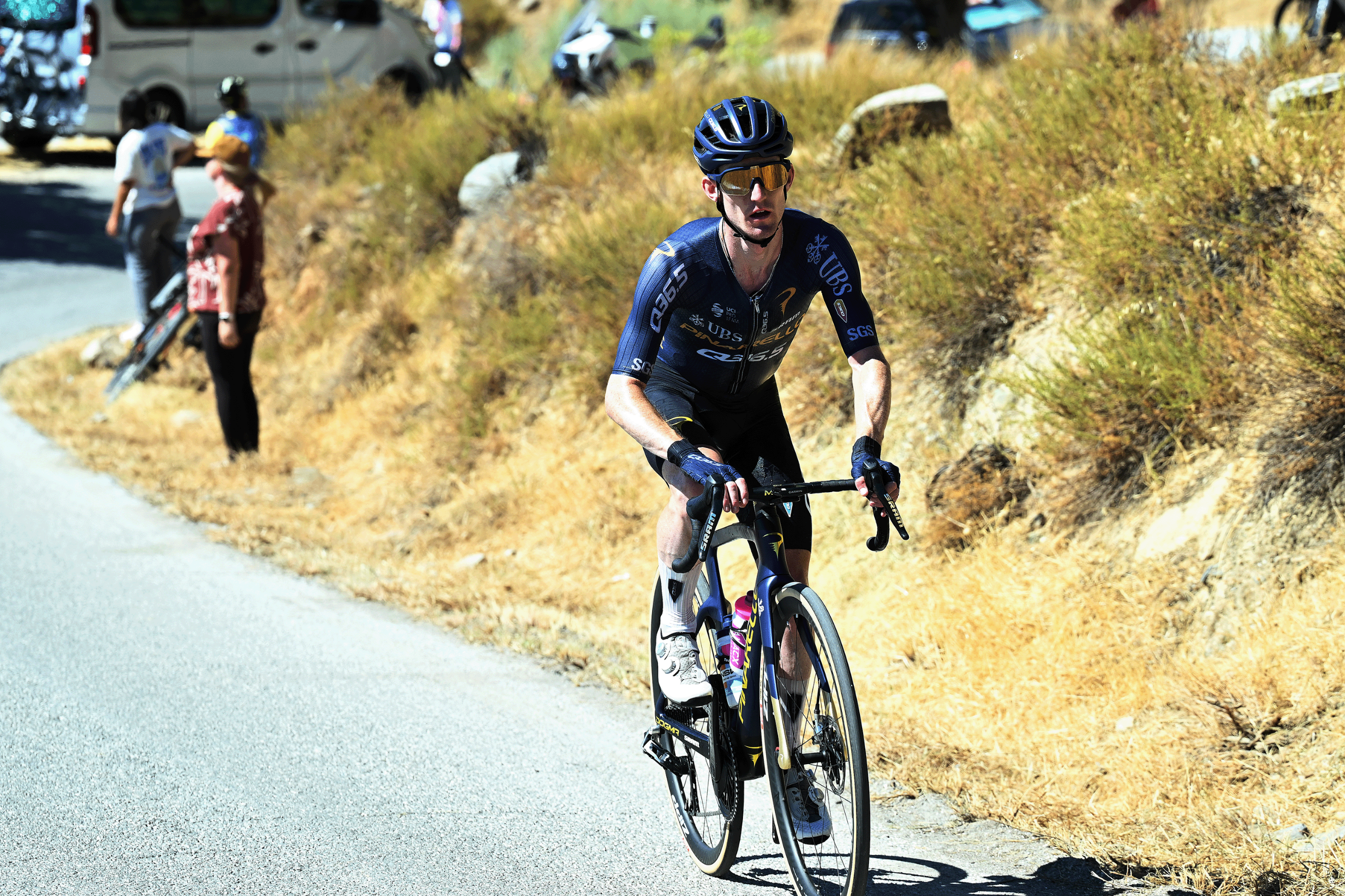 Un día después de la victoria en la etapa de remontada en la Vuelta a España, Eddie Dunbar se estrella con fractura de clavícula