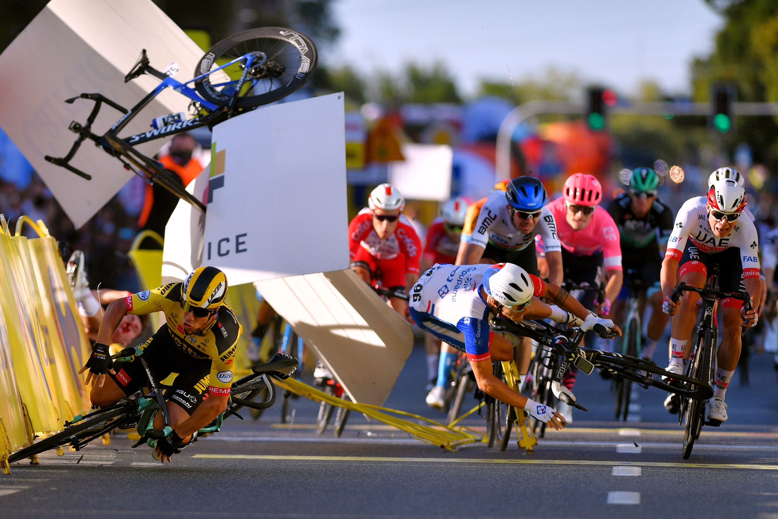 Barreras y bicicletas volando mientras los ciclistas chocan al final del accidente de la etapa 1 del Tour de Polonia 2020