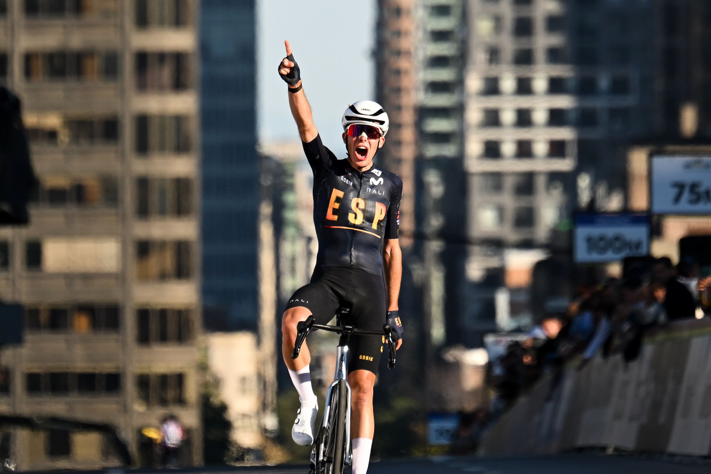 Foto de Chris Auld/SWpix.com - 24/09/2026 - Ciclismo - Campeonato Mundial de Carretera UCI 2026 - Montreal, Canadá - Carrera de Carretera Junior masculina - Benjamin Noval (España) celebra ganar para convertirse en Campeón del Mundo