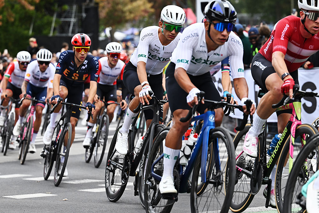 Campeonato Mundial de Ruta 2026: Del Toro (3-R) sigue a un compañero de equipo en el pelotón durante la carrera élite masculina