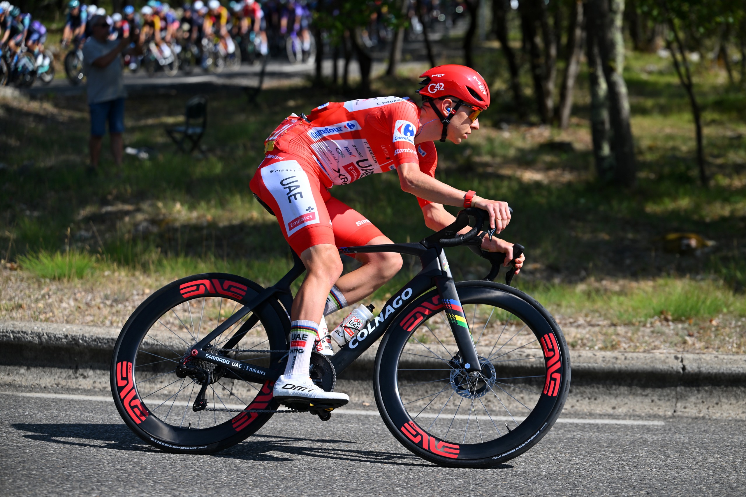 Tadej Pogacar de Eslovenia y el equipo de los Emiratos Árabes Unidos Emirates XRG - Red Leader Jersey compiten durante La Vuelta - 81a Vuelta a España 2026