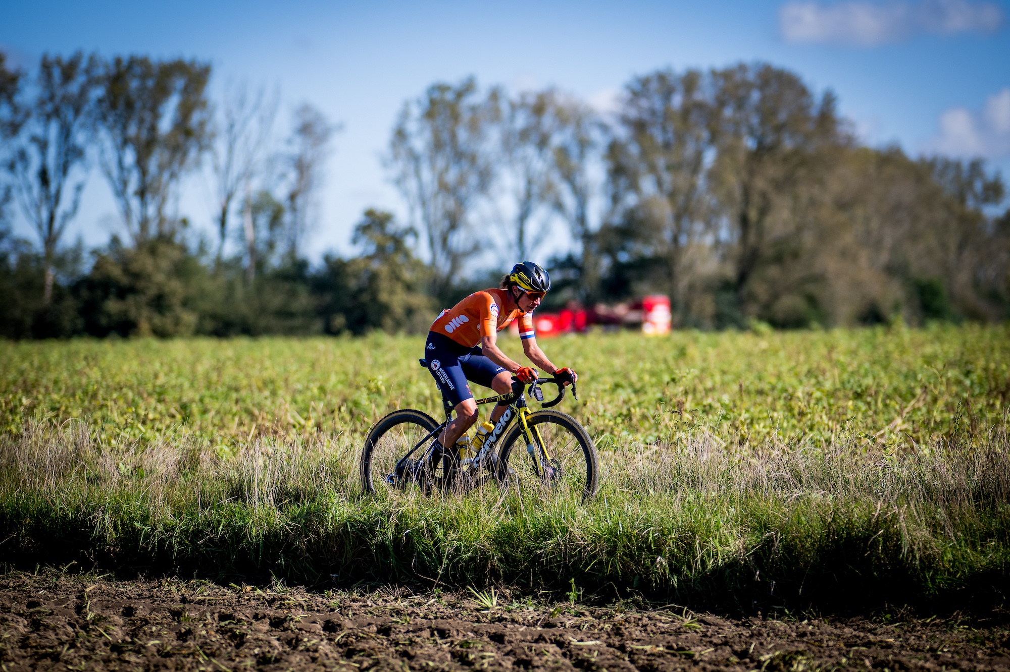 La holandesa Marianne Vos fotografiada en acción durante la carrera de élite femenina en el Campeonato Mundial de Gravel de la UCI, el sábado 05 de octubre de 2024, en Lovaina. BELGA FOTO JASPER JACOBS (Foto de JASPER JACOBS / BELGA MAG / Belga vía AFP)