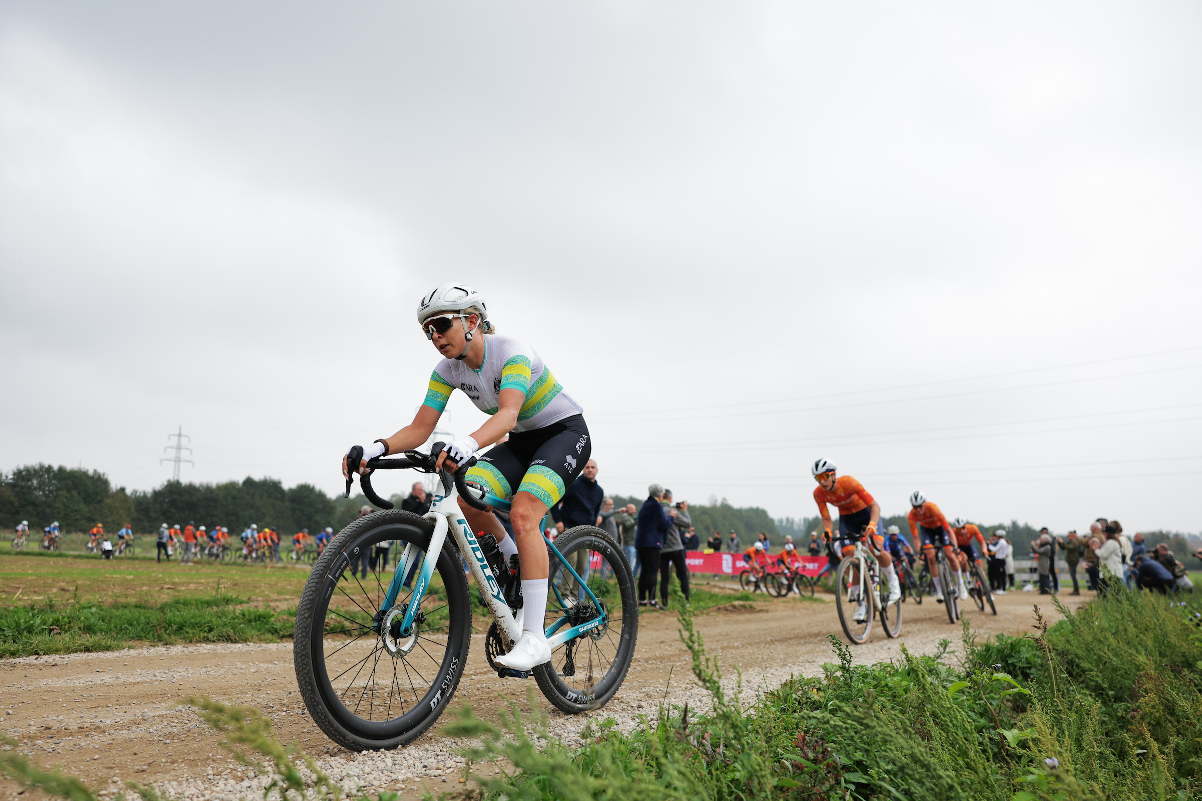 Foto de Alex Whitehead/SWpix.com - 11/10/2025 - Ciclismo - Campeonato Mundial de grava UCI 2025, Zuid-Limburg, países Bajos - Carrera Elite femenina - Nicole Frain (Australia)