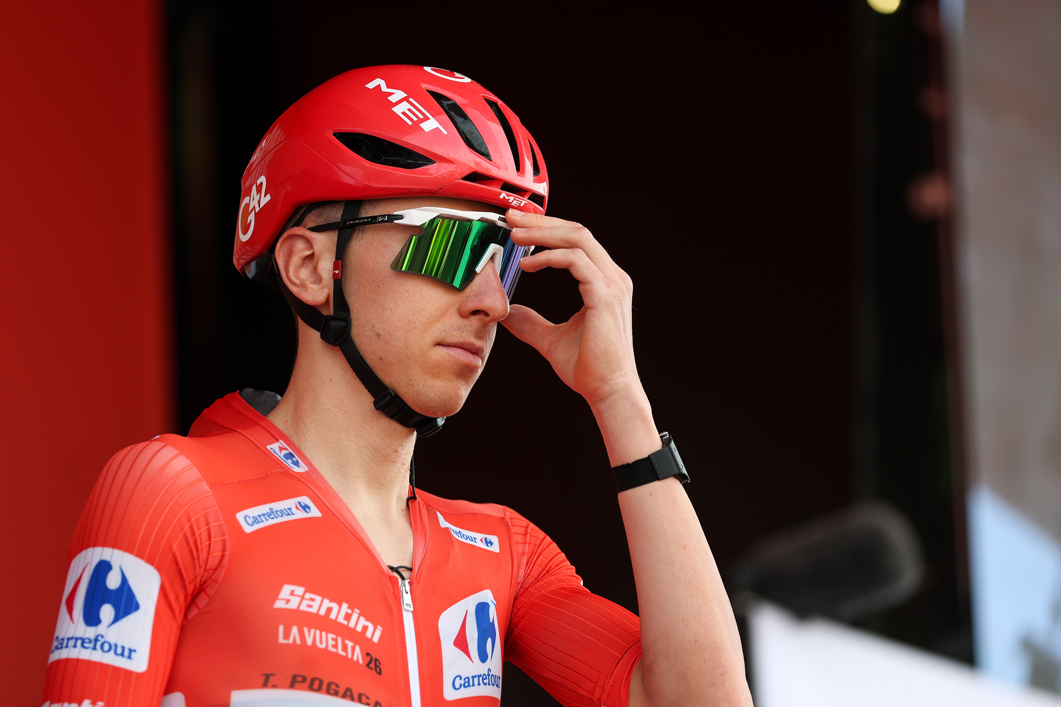 VALL D'ALBA, ESPAÑA - 28 DE AGOSTO: Tadej Pogacar de Eslovenia y UAE Team Emirates XRG - Jersey rojo de líder antes de La Vuelta - 81.ª Vuelta a España 2026, Etapa 7 una etapa de 149,48 m desde Vall d'Alba hasta Aramon Valdelinares 1965m / #UCIWT / el 28 de agosto de 2026 en Vall d'Alba, España. (Foto de Alexander Hassenstein/Getty Images)