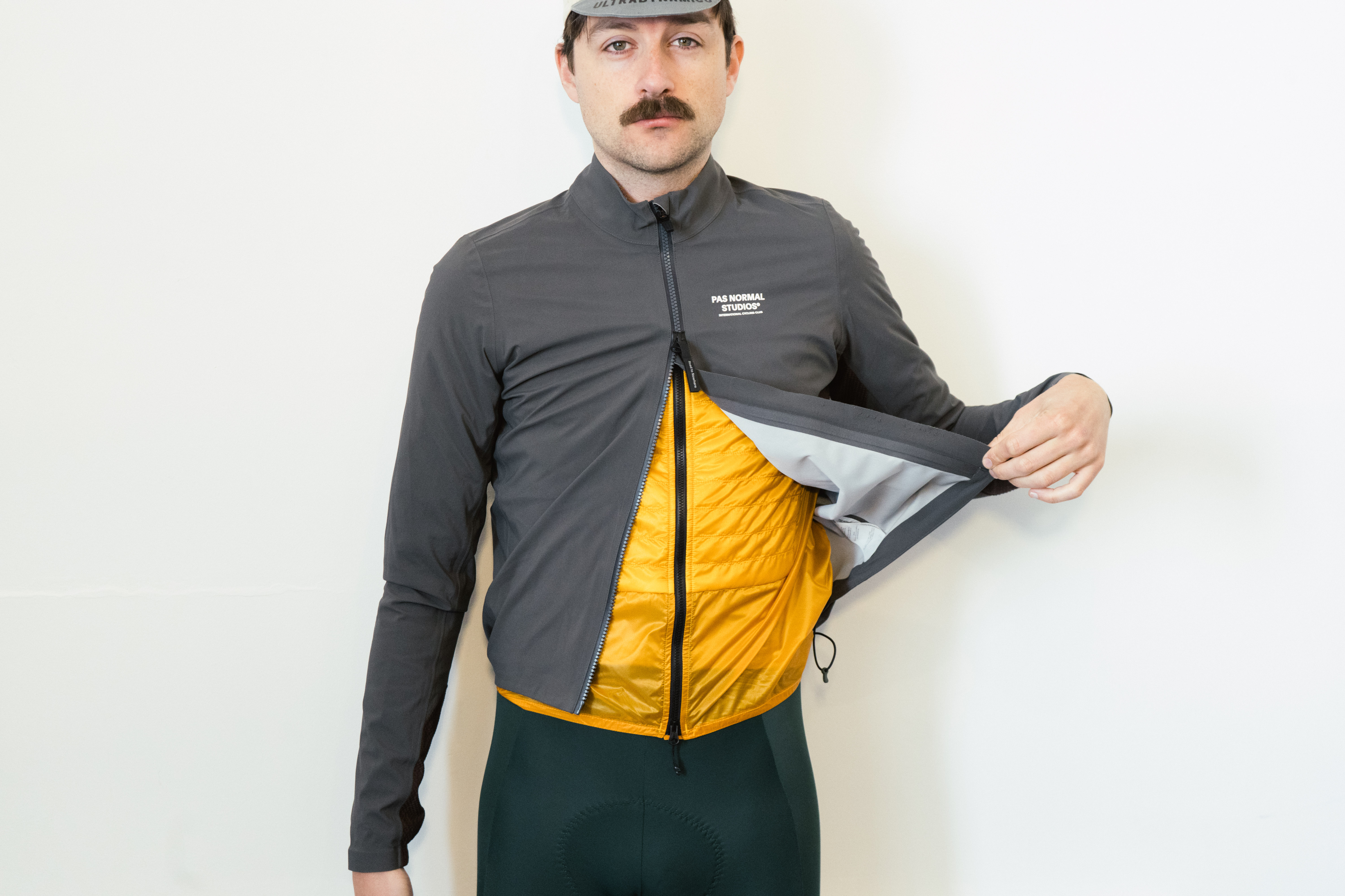 Will Jones mostrando la característica de doble cremallera de la chaqueta impermeable PAS Normal Mechanism.