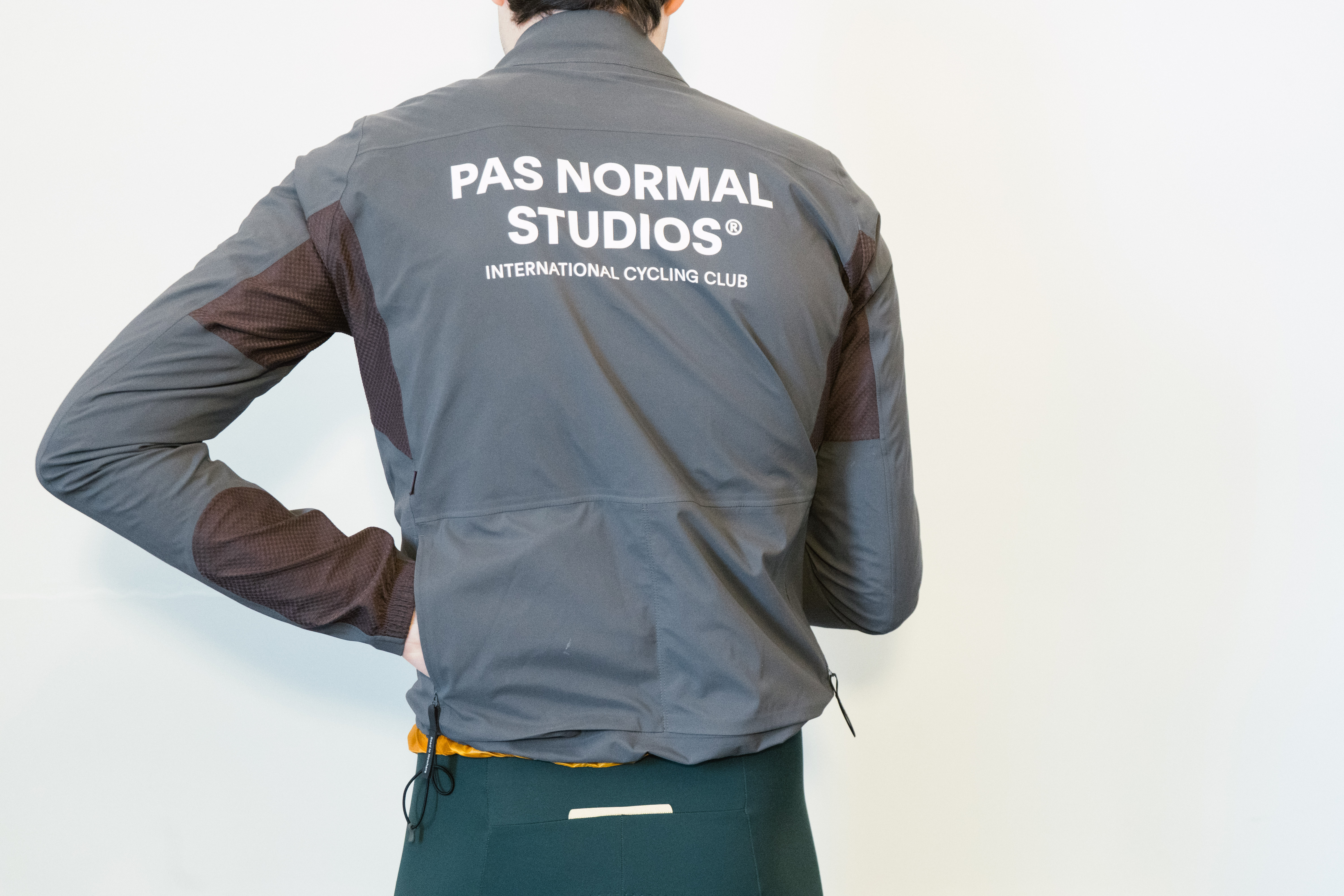 Detalles de la vista trasera que muestran los bolsillos traseros y la marca PAS Normal en la chaqueta Mechanism.