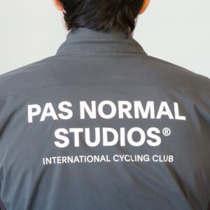 La chaqueta PAS Normal Mechanism Shell es el 'nuevo sheriff en chaquetas ciclistas impermeables'. Nunca tiene descuento, por lo que vale la pena aprovechar esta reducción del 15% rápidamente.