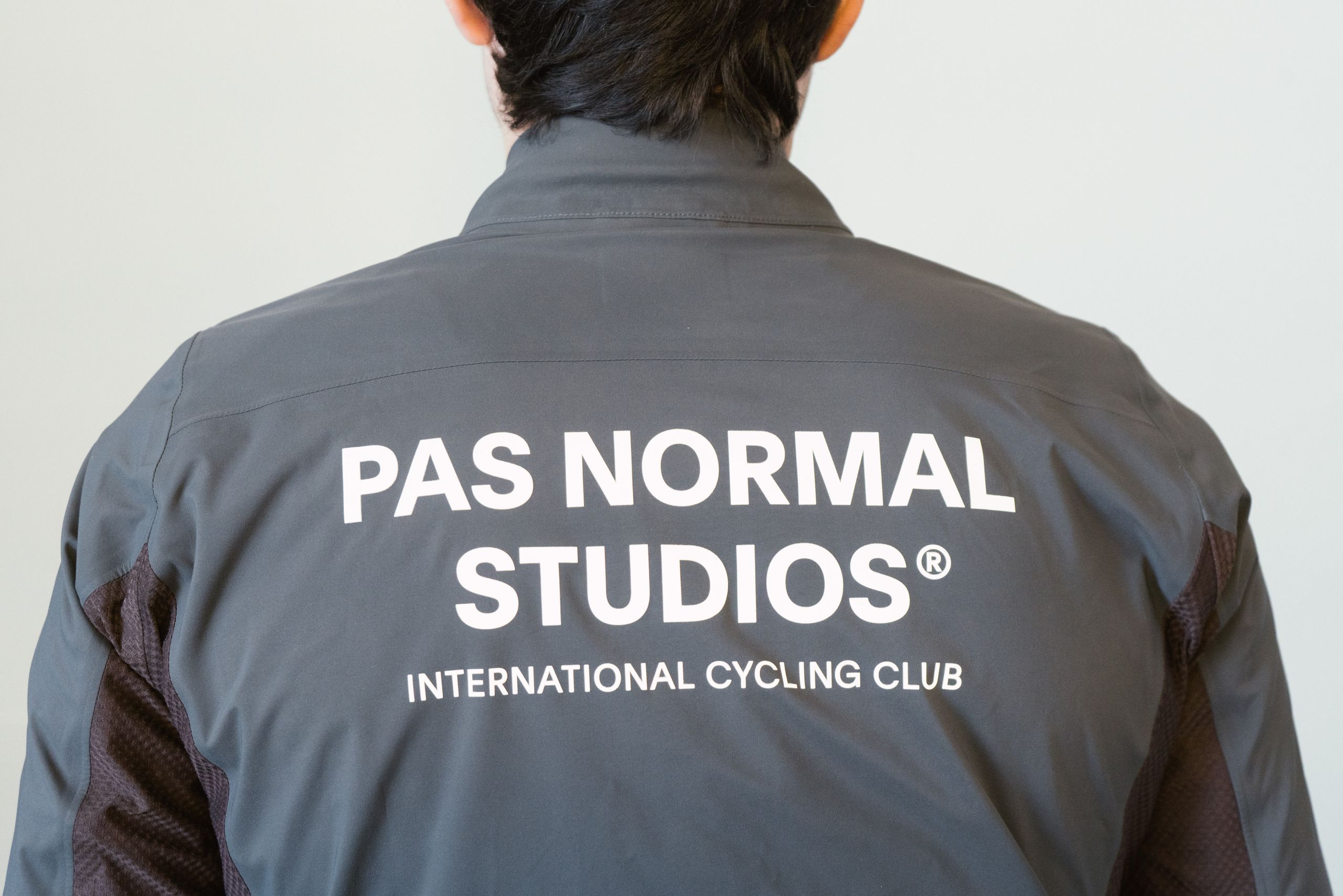 La chaqueta PAS Normal Mechanism Shell es el 'nuevo sheriff en chaquetas ciclistas impermeables'. Nunca tiene descuento, por lo que vale la pena aprovechar esta reducción del 15% rápidamente.