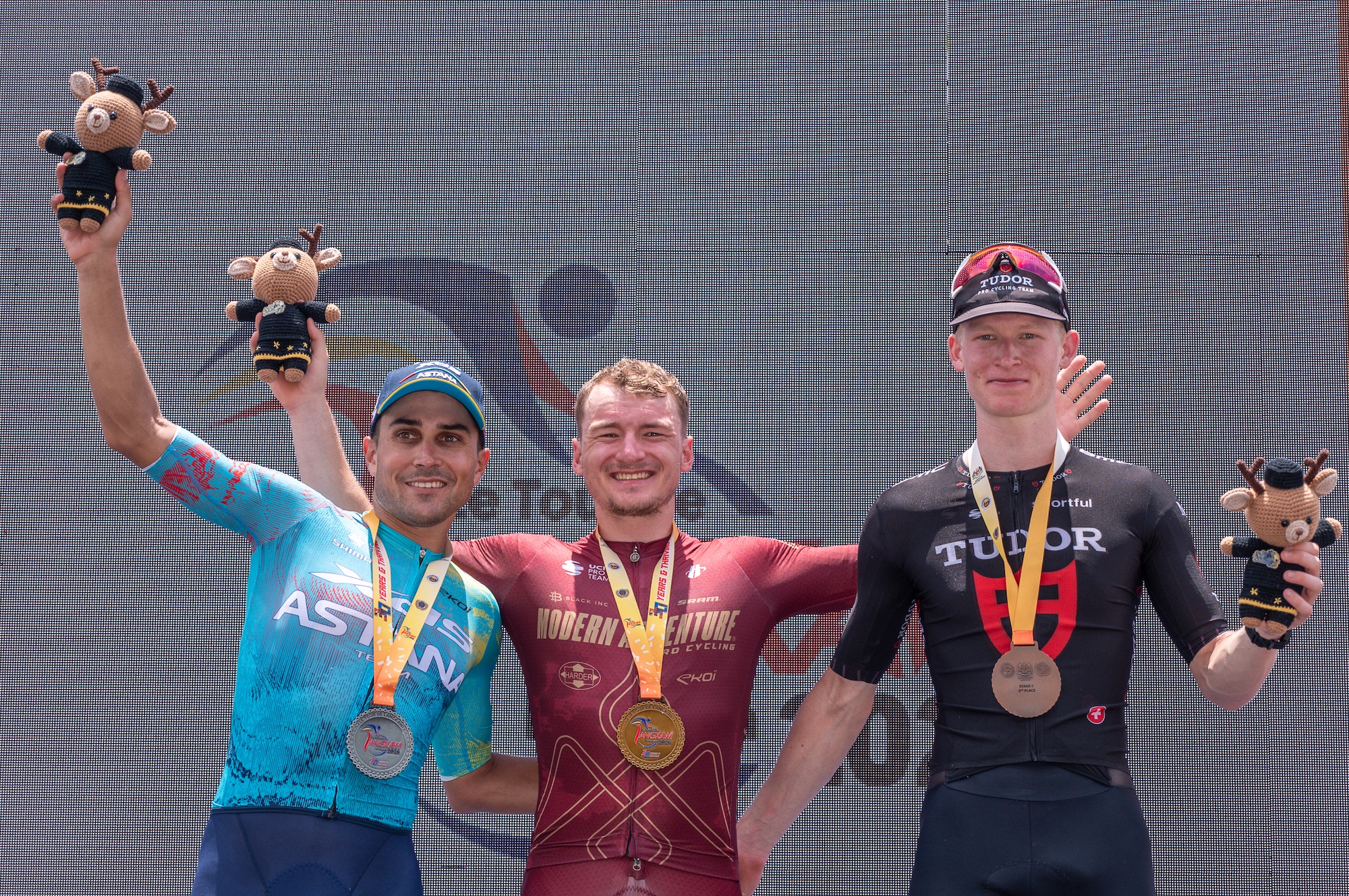 Riley Pickrell (Modern Adventure) sube a lo más alto del podio en la etapa 6 de Le Tour de Langkawi, con Matteo Malucelli (XDS-Astana) segundo y Seppe Van Den Boer (Tudor Pro Cycling) tercero