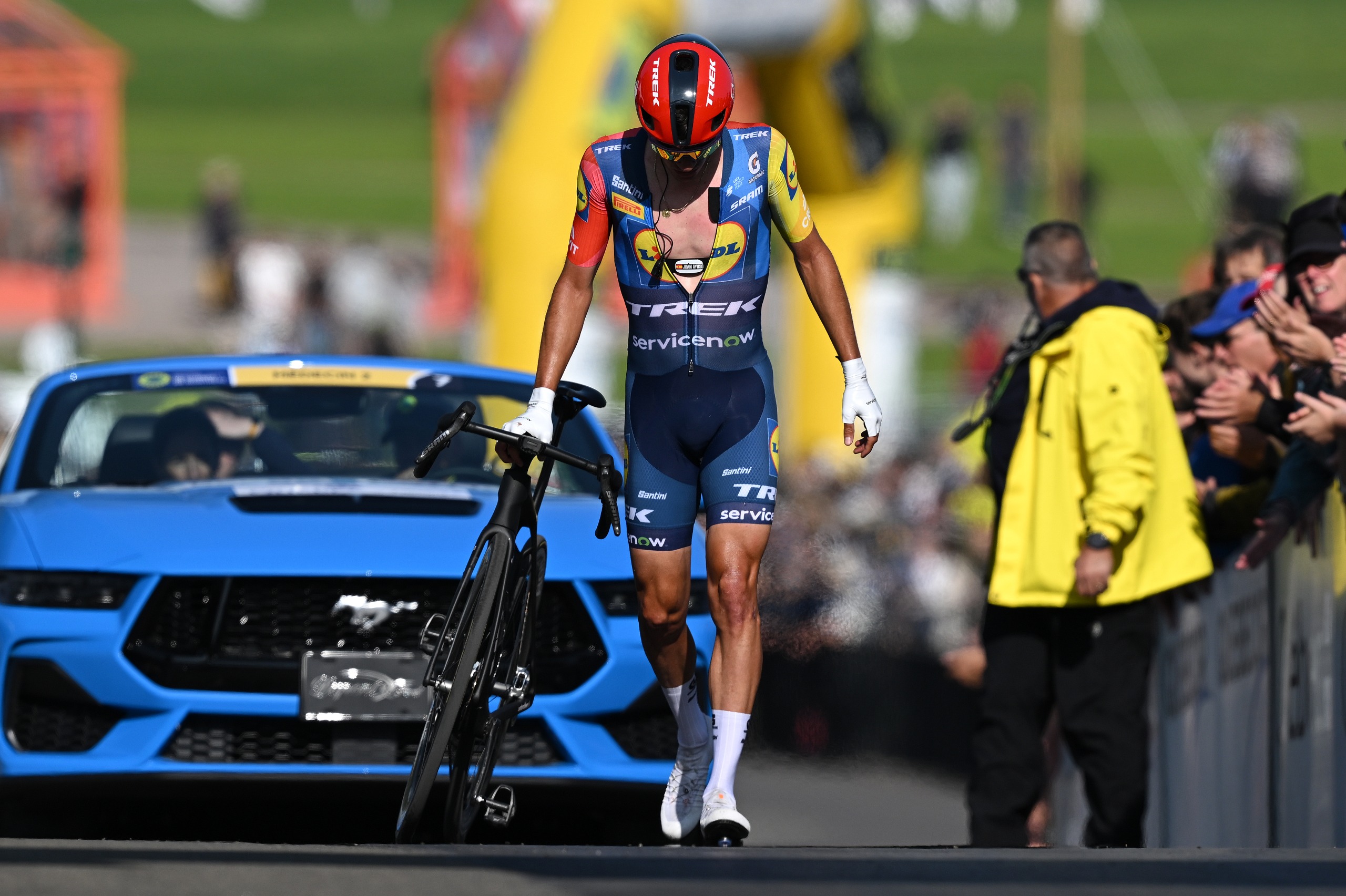 Juan Ayuso empuja su bicicleta hasta la meta del Gran Premio de Quebec 2026 tras estrellarse