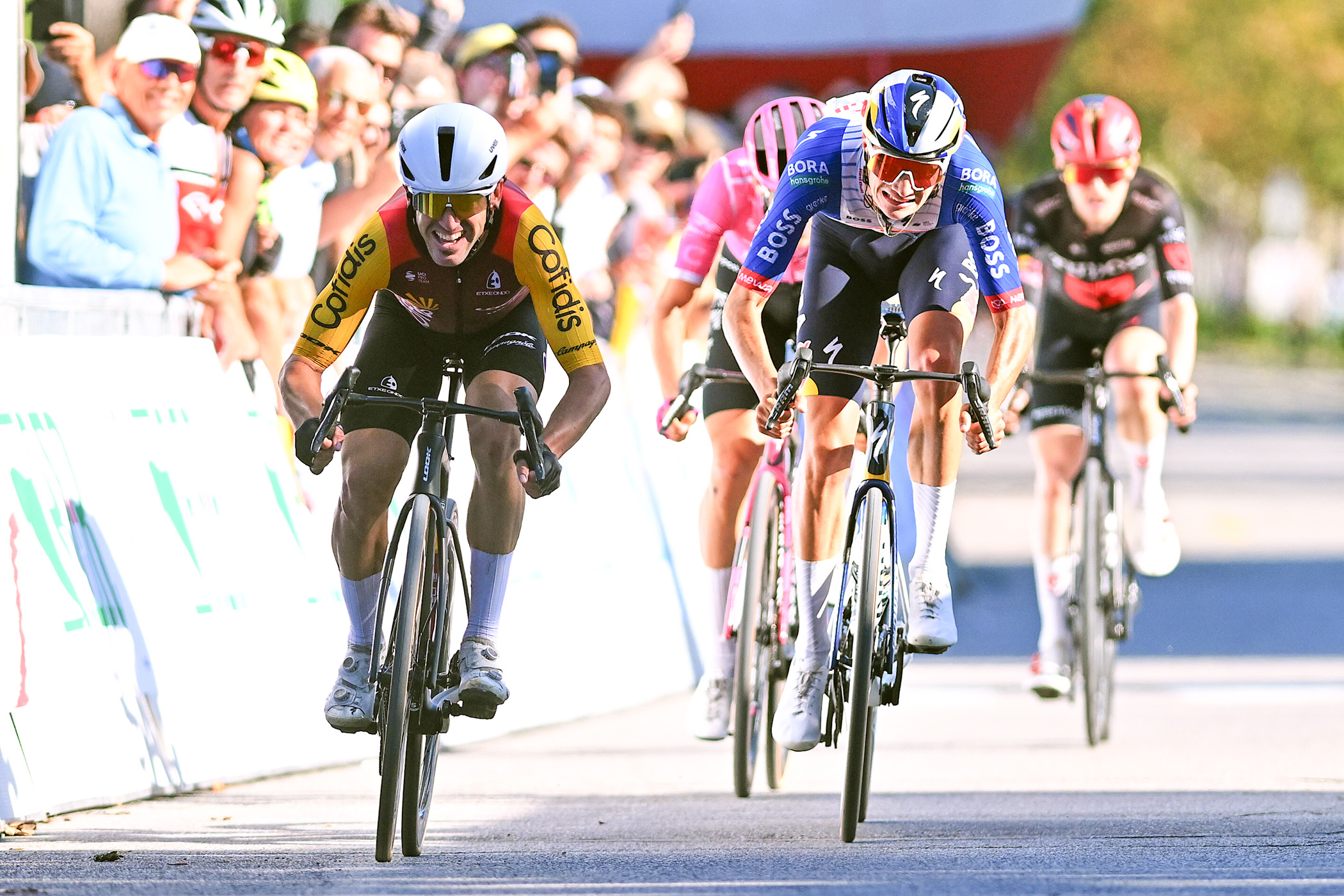CESENATICO, ITALIA - 12 DE SEPTIEMBRE: El ganador de la carrera Ion Izagirre de España y el equipo Cofidis y Giulio Pellizzari de Italia y el equipo Red Bull - BORA - hansgrohe sprint en la línea de meta durante el 23º Memorial Marco Pantani 2026, una carrera de un día de 191,6 km desde Riccione a Cesenatico el 12 de septiembre de 2026 en Cesenatico, Italia. (Foto de Luc Claessen/Getty Images)