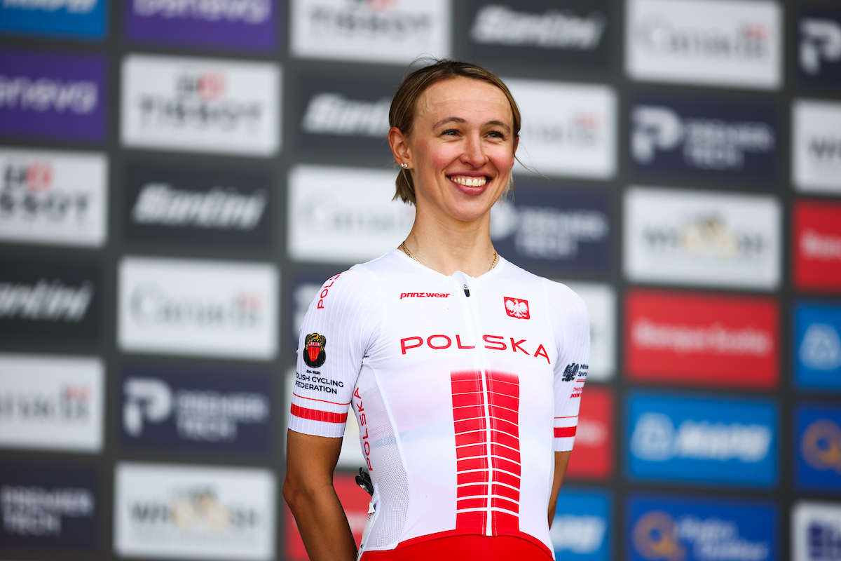 Kasia Niewiadoma-Phinney en el podio después de terminar segunda en la carrera de ruta del Campeonato Mundial de Ruta UCI 2026 en Montreal, Canadá (Foto de Vaughn Ridley/SWpix.com) 