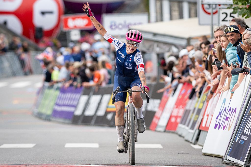 Axelle Dubau-Prévôt celebra el tercer puesto en el Campeonato de Europa de Gravel de 2026