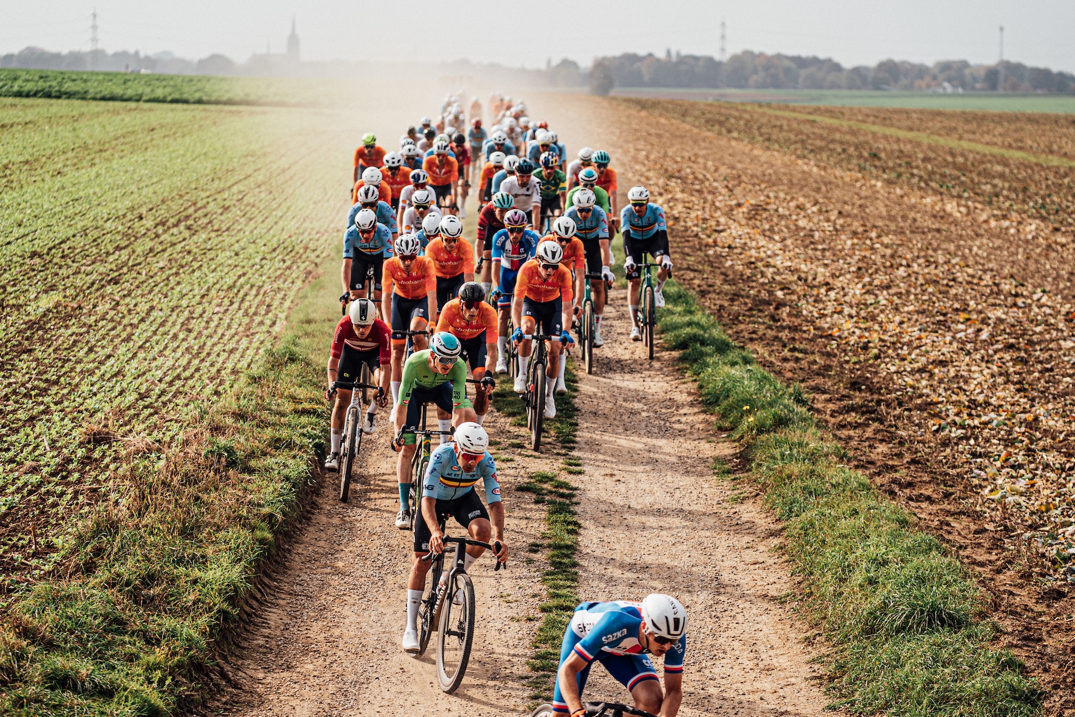 El pelotón masculino de élite compite en el Campeonato Mundial de Gravel UCI 2025 en Zuid-Limburg, Países Bajos