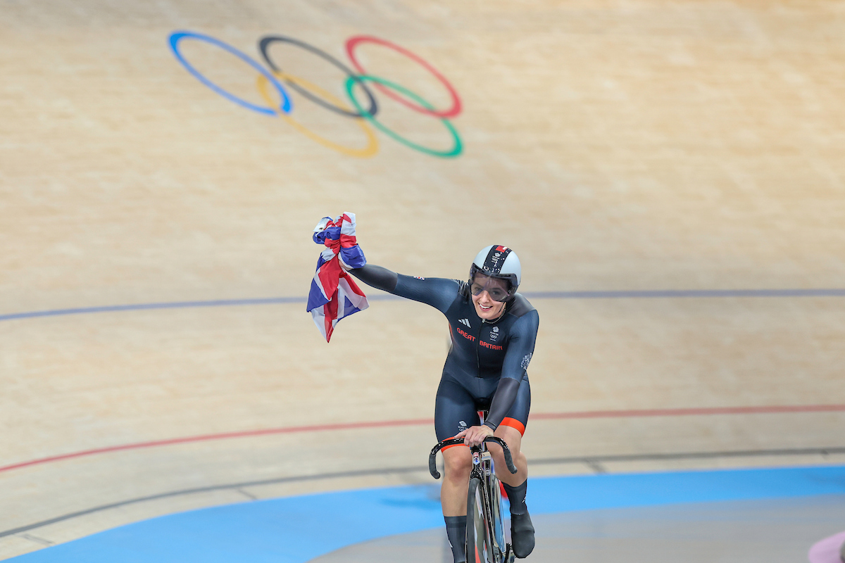 Katy Marchant celebra ganar el oro en Sprint por equipos en los Juegos Olímpicos de 2024 en París, Francia. Alex Whitehead/SWpix.com 