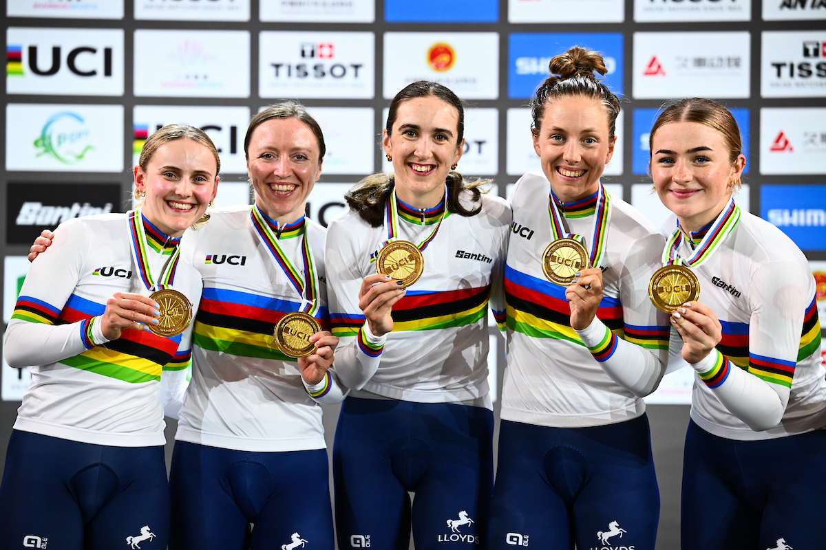 Las mujeres británicas con camisetas arcoíris y medallas de oro.