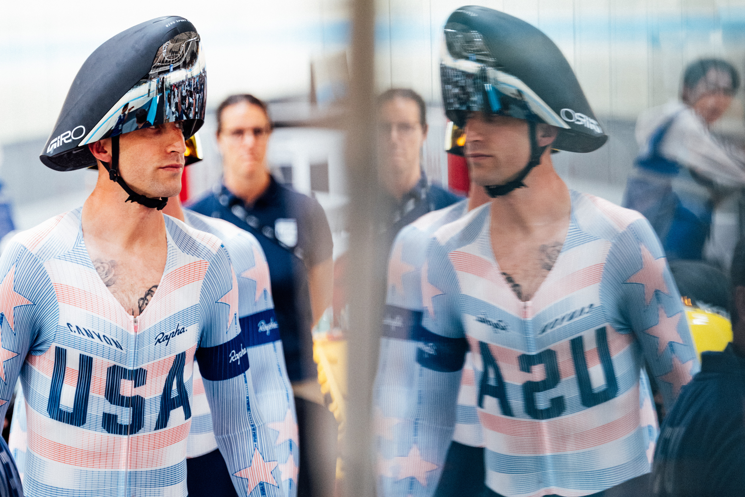 Taylor Phinney (EE. UU.) ve su reflejo en el velódromo antes de la acción de la primera ronda de persecución por equipos masculina en el Campeonato Mundial de Pista UCI 2026