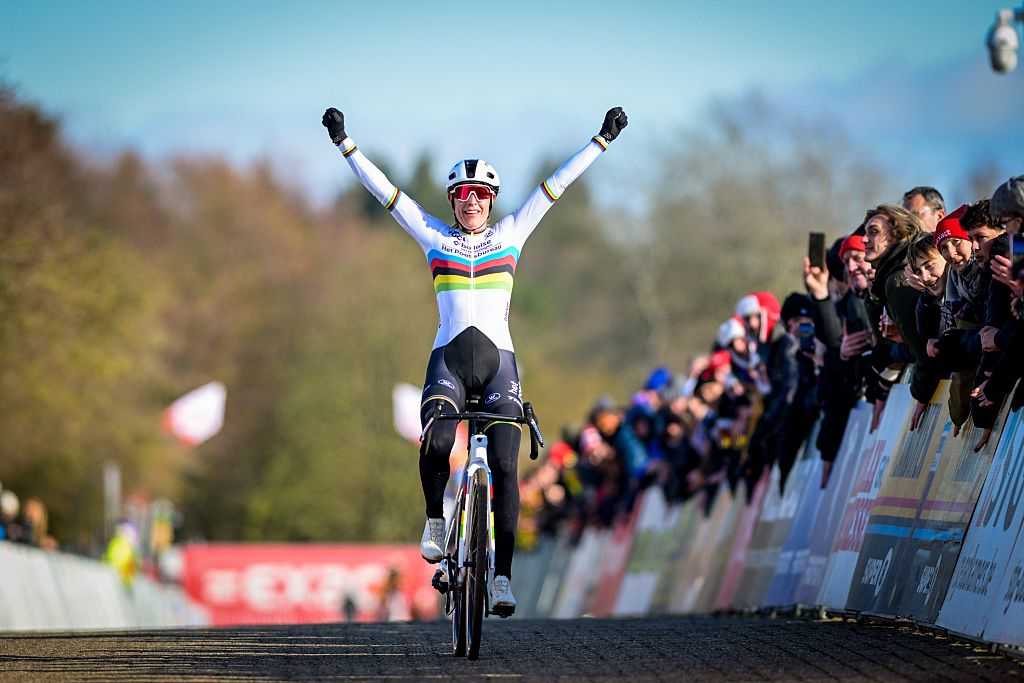 Lucinda Brand (Baloise-Het Poetsbureau) ganando el premio 'Waaslandcross' el 14 de febrero de 2026. (Foto de DAVID PINTENS / Belga / AFP vía Getty Images) / Bélgica FUERA