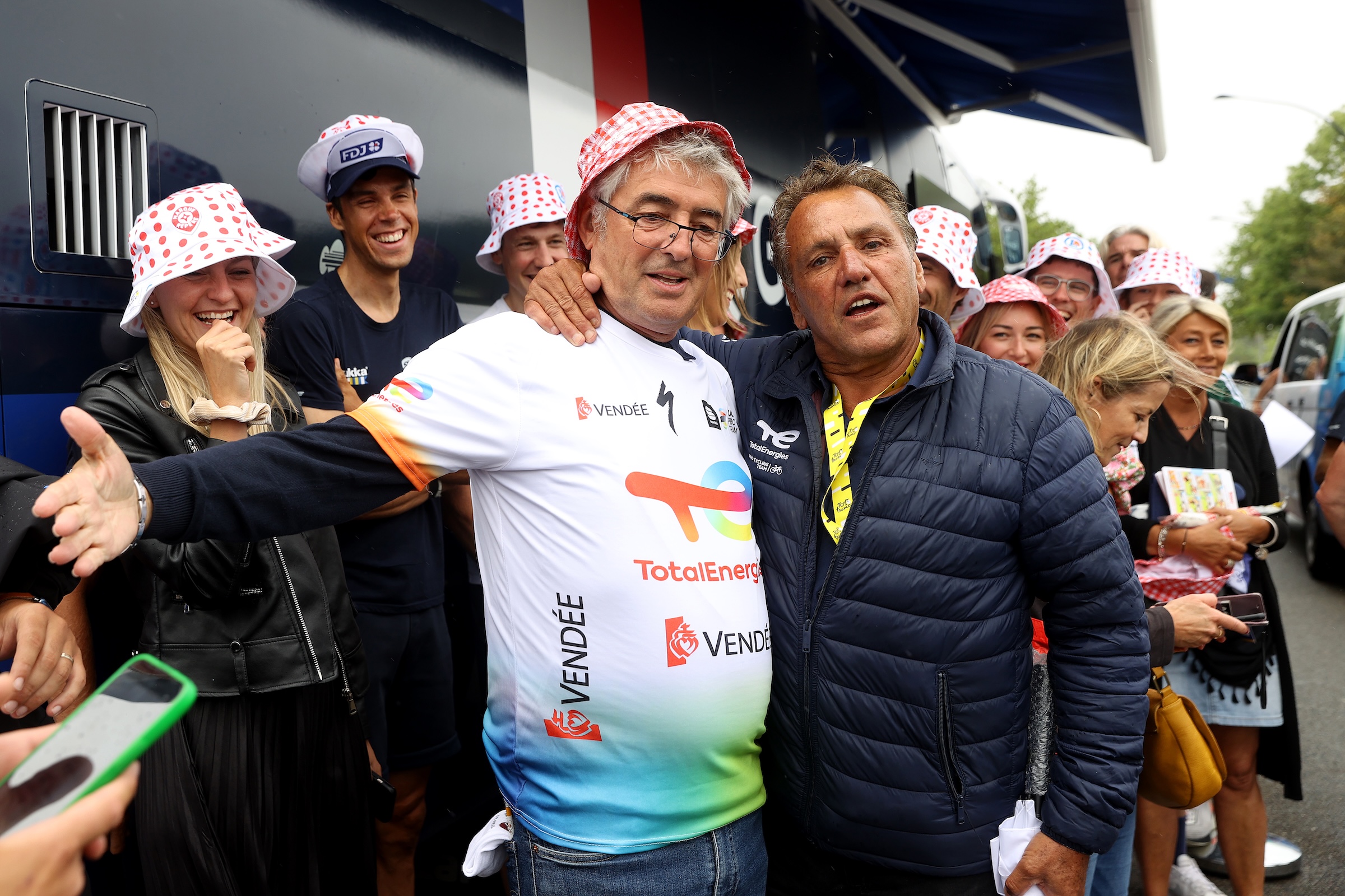 Marc Madiot, director general del equipo de Francia Team Groupama-FDJ, y Jean-René Bernaudeau, director general del equipo de Francia Team TotalEnergies, antes de la etapa veintiuna del 110º Tour de Francia 2023