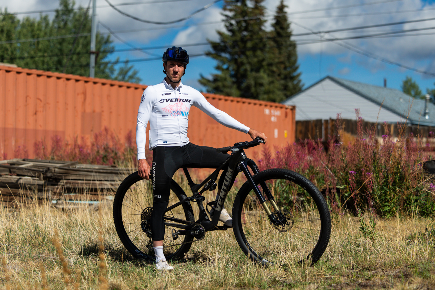 Mike Woods muestra el nuevo neumático para gravel RG-3 de Silca en formato 32x2,4