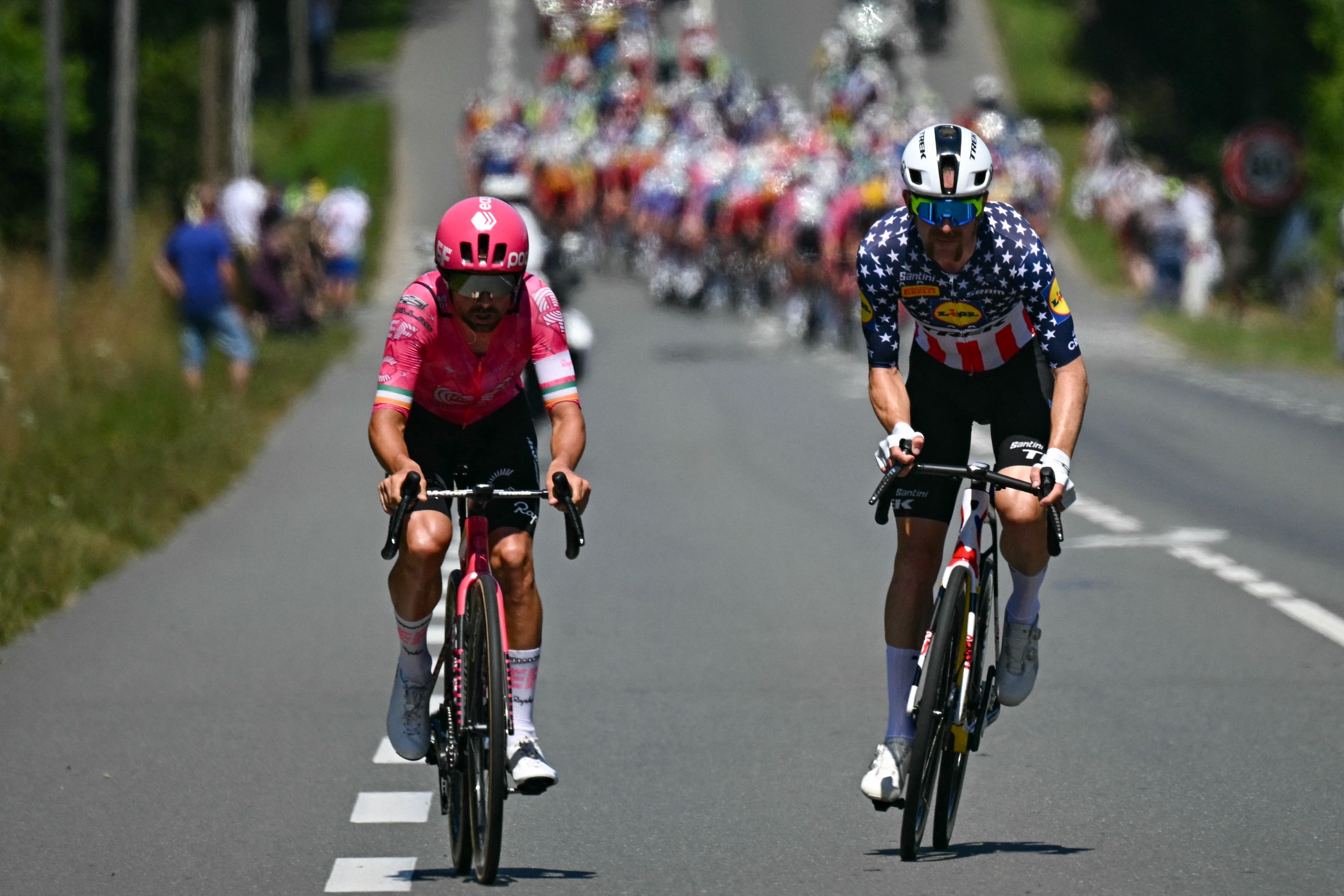 CICLISMO-TDF-2025-ETAPA 6EF Educación - El ciclista irlandés del equipo EasyPost, Ben Healy, y Lidl, el ciclista estadounidense del equipo Trek, Quinn Simmons, en una escapada durante la sexta etapa de la 112.a edición de la carrera ciclista del Tour de Francia, 201,5 km entre Bayeux y Vire Normandie, noroeste de Francia, el 10 de julio de 2025. (Foto de Loic VENANCE / AFP) (Foto de LOIC VENANCE/AFP vía Getty Images)