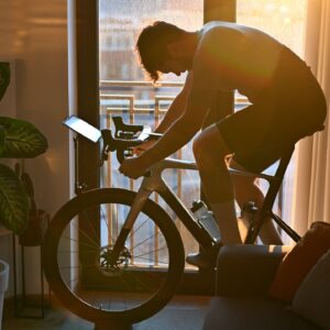 Ocho cosas a tener en cuenta a la hora de practicar ciclismo indoor en un piso o apartamento