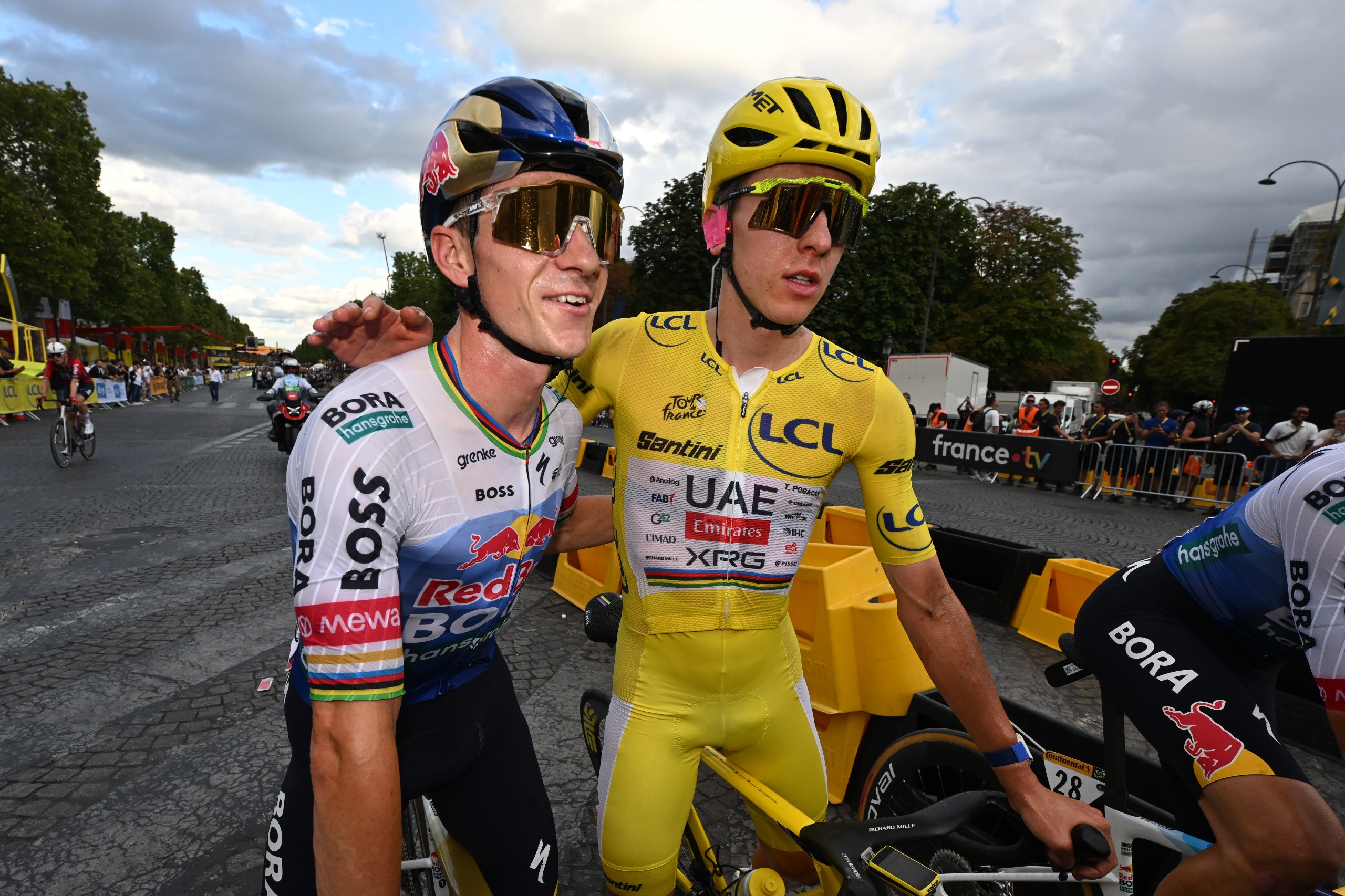 El ganador del segundo lugar, Remco Evenepoel de Bélgica y el equipo Red Bull - BORA - hansgrohe y el ganador general final, Tadej Pogacar de Eslovenia y el UAE Team Emirates - XRG - Yellow Leader Jersey se felicitan después del 113.° Tour de Francia 2026, etapa 21, una etapa de 89 km de París a París / #UCIWT / el 26 de julio de 2026 en París, Francia. (Foto de Dario Belingheri/Getty Images)