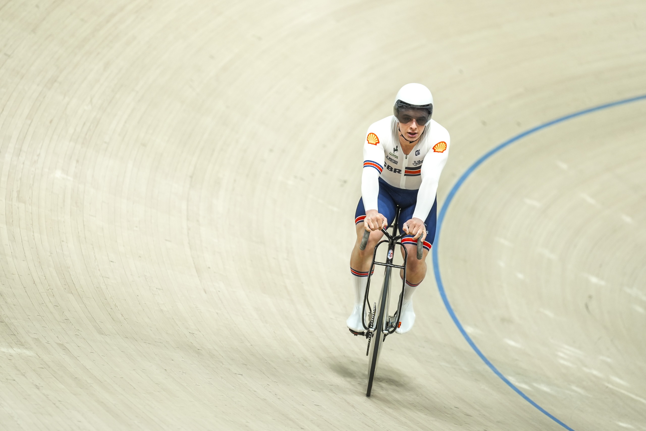 El ciclista británico Matthew Richardson compite en la carrera de sprint masculina del Campeonato Europeo de Ciclismo en Pista UEC 2026