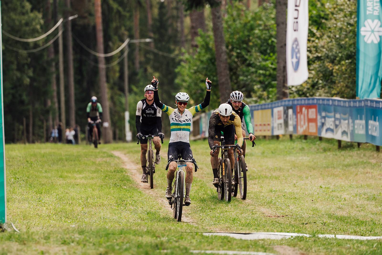 Tiffany Cromwell celebra cuando cruza la meta para ganar el Tartu Bike Marathon