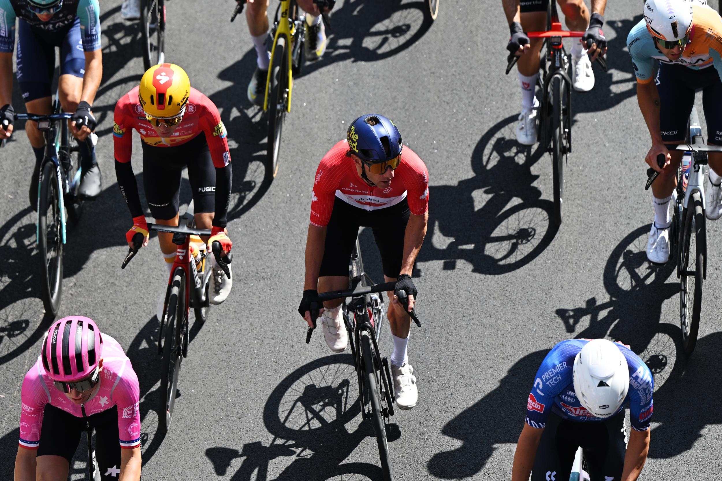 Mike Woods en el pelotón durante el GP de Quebec 2026
