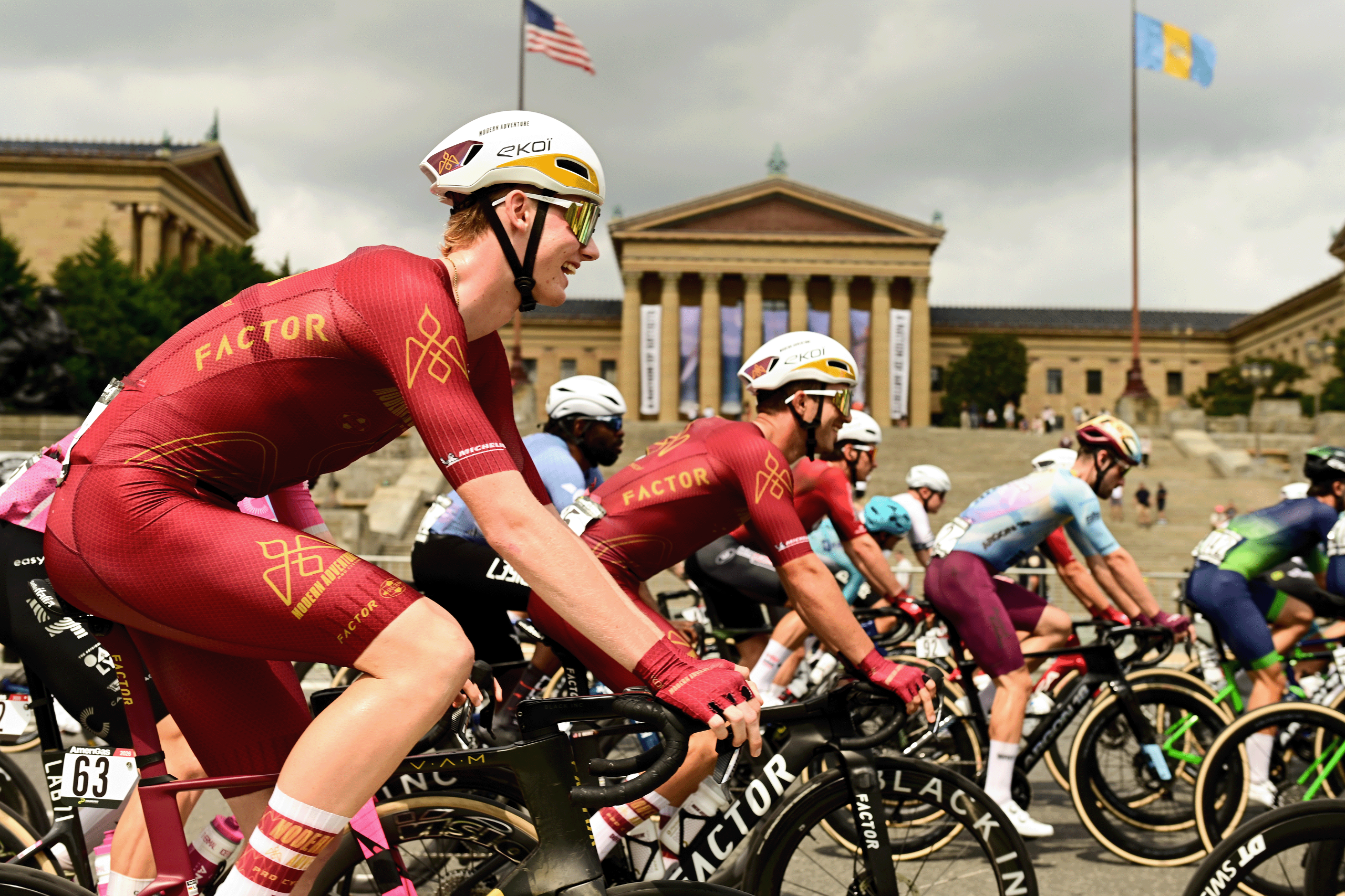 Ezra Caudell, de Modern Adventure Pro Cycling, pasa por el Museo de Arte de Filadelfia durante el Clásico de ciclismo masculino de Filadelfia en un circuito en Filadelfia, Estados Unidos, el 30 de agosto de 2026. El circuito de 23 km presenta 200 km de carreras en cuatro vueltas entre el centro de Filadelfia y Manayunk. (Foto de Jack Megaw/NurPhoto vía Getty Images)