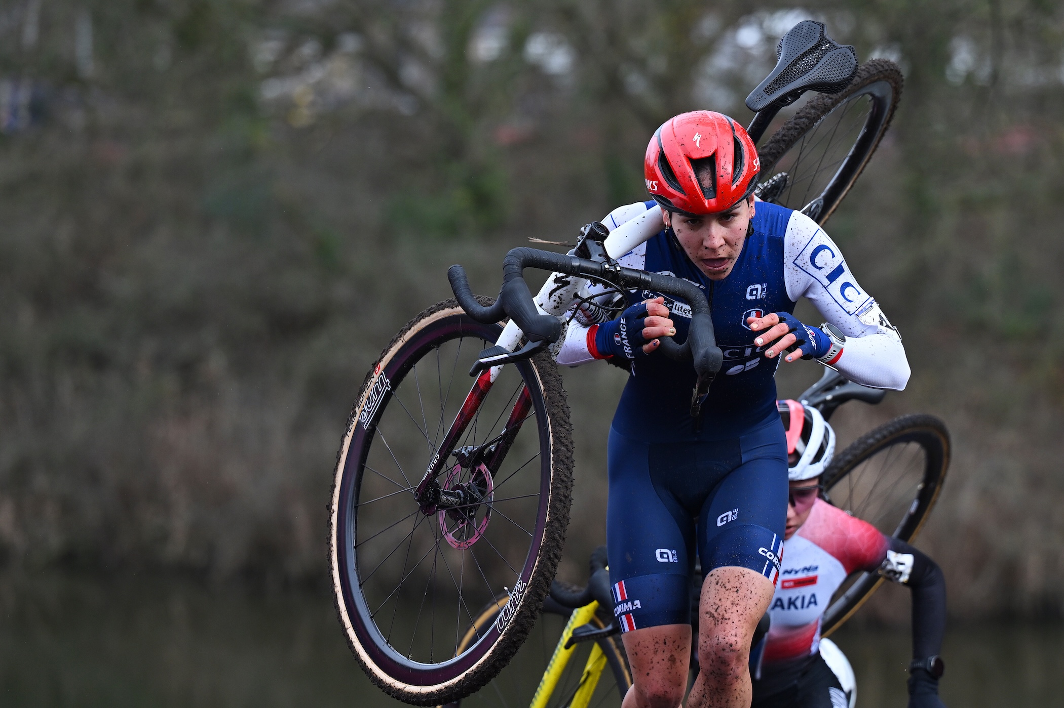 HULST, PAÍSES BAJOS - 1 DE FEBRERO: Celia Gery de Francia compite durante el 77º Campeonato Mundial de Ciclo-Cross UCI 2026 - Femenino U23 / #UCIWWT / el 1 de febrero de 2026 en Hulst, Países Bajos. (Foto de Luc Claessen/Getty Images)