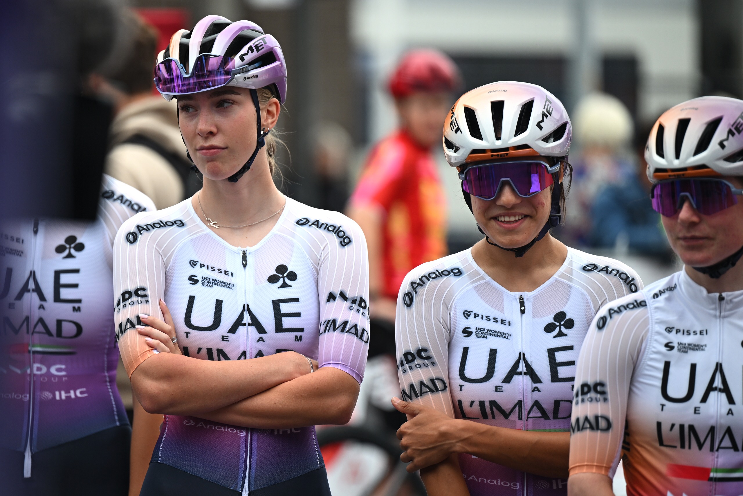 Corredores del equipo de desarrollo de los EAU al inicio de la carrera ciclista Egmont 2026