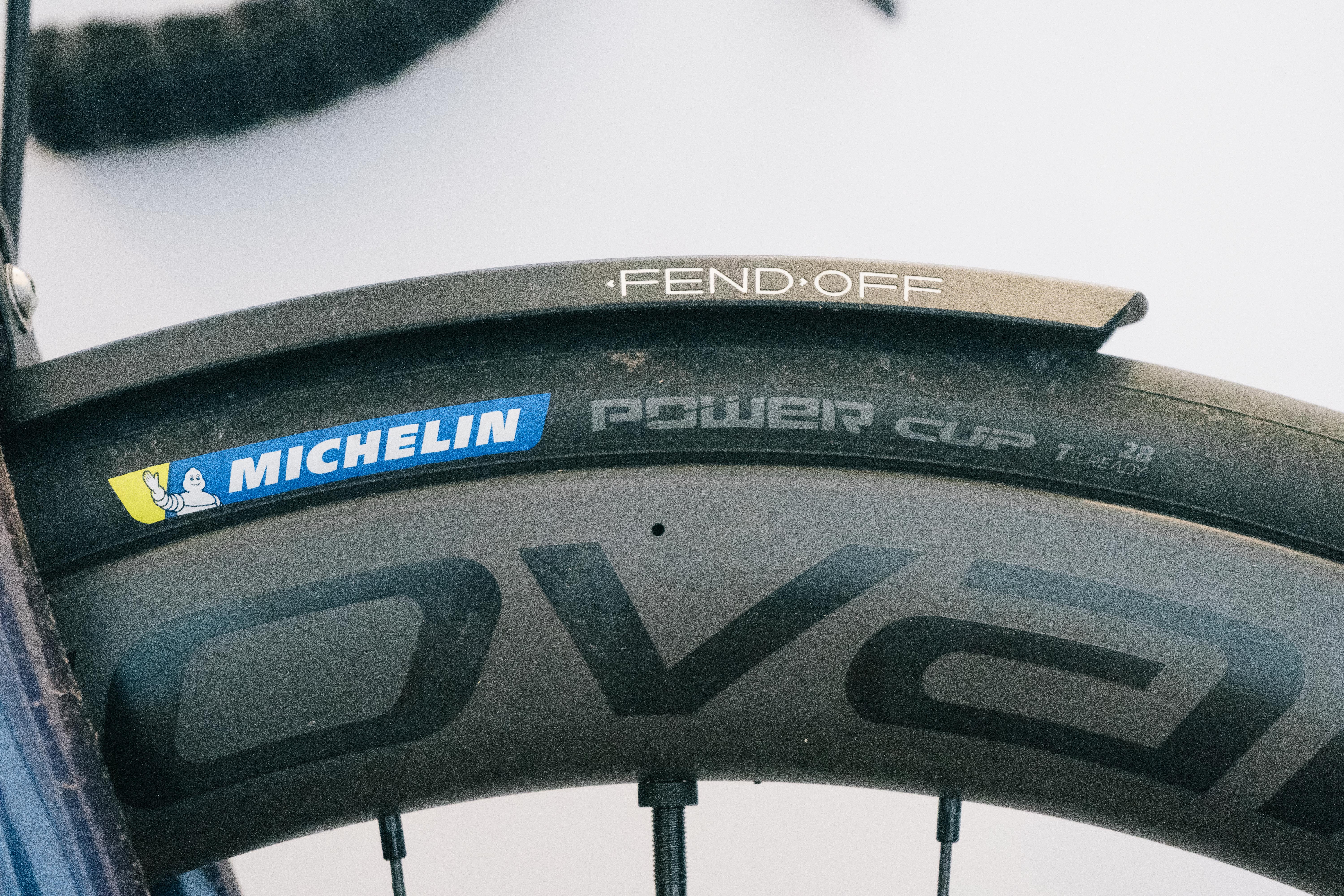 Neumáticos de bicicleta de carretera Michelin Power Cup montados en una rueda Roval