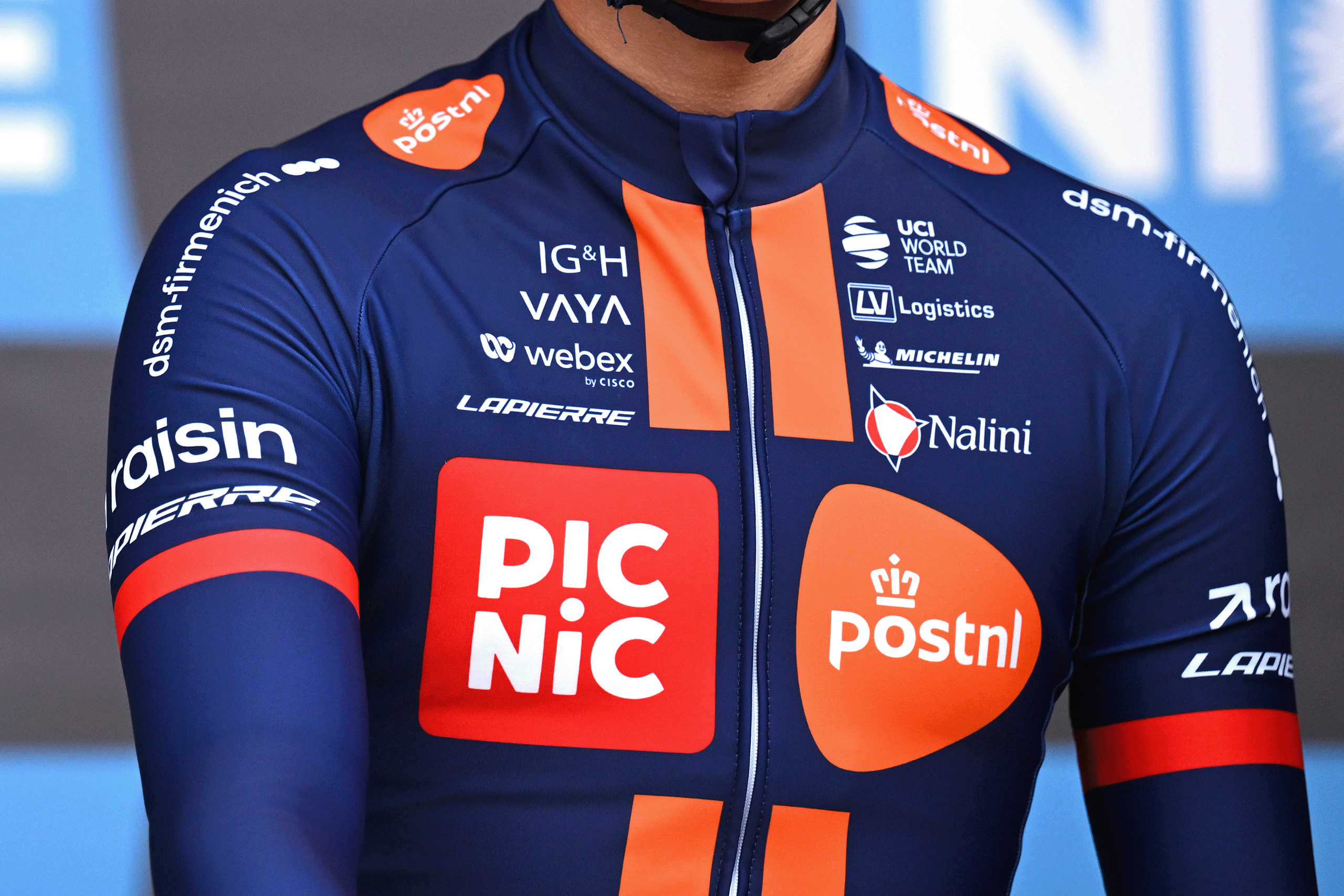 Juan Guillermo Martínez de Colombia y el equipo Picnic PostNL antes de la 84.ª etapa París-Niza 2026, etapa 1, una etapa de 170,9 km desde Acheres hasta Carrieres-sous-Poissy / #UCIWT / el 8 de marzo de 2026 en Acheres, Francia. (Foto de Szymon Gruchalski/Getty Images)
