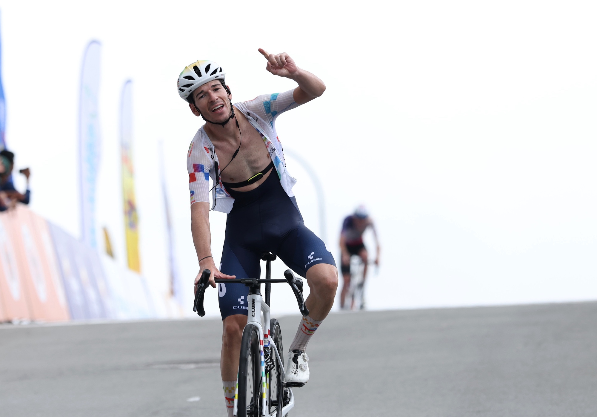 Nicolas Breuillard (TotalEnergies) celebra ganar la etapa reina de la edición 2026 del Tour de Langkawi